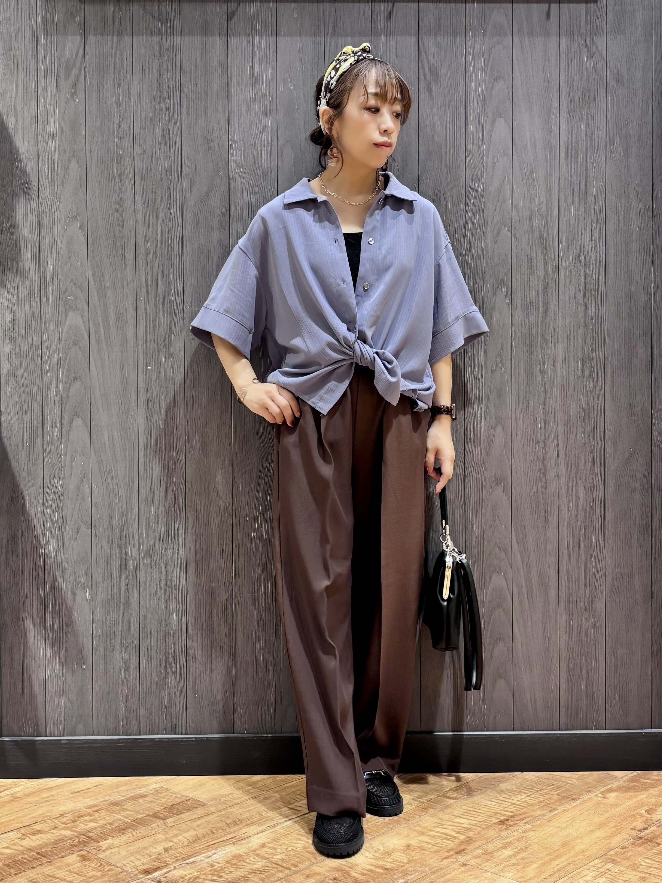 meiさんの「SHOO･LA･RUE｜【通気性〇/ひんやり/S-LL】洗濯後しわになりにくい とろみストライプシャツ」を使ったコーディネート