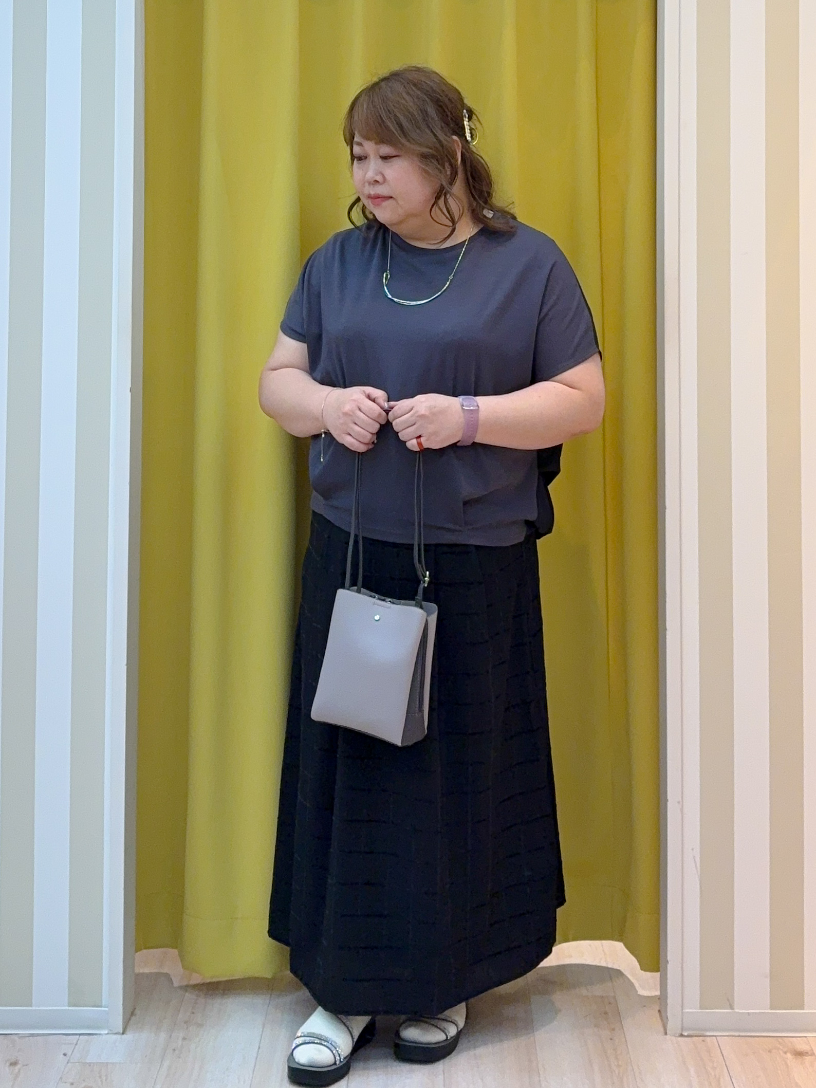 kotoさんさんの「SHOO･LA･RUE｜【ひんやり/UV】ヒップまわりを自然にカバー 異素材ドッキング 裾タックトップス」を使ったコーディネート