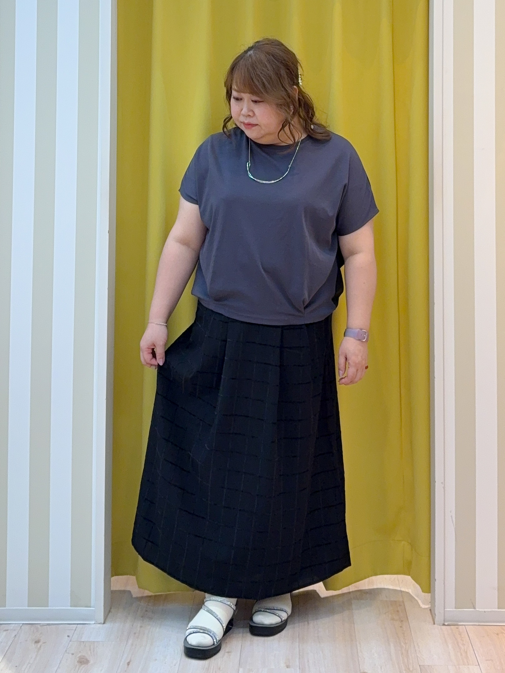 kotoさんさんの「SHOO･LA･RUE｜【ひんやり/UV】ヒップまわりを自然にカバー 異素材ドッキング 裾タックトップス」を使ったコーディネート
