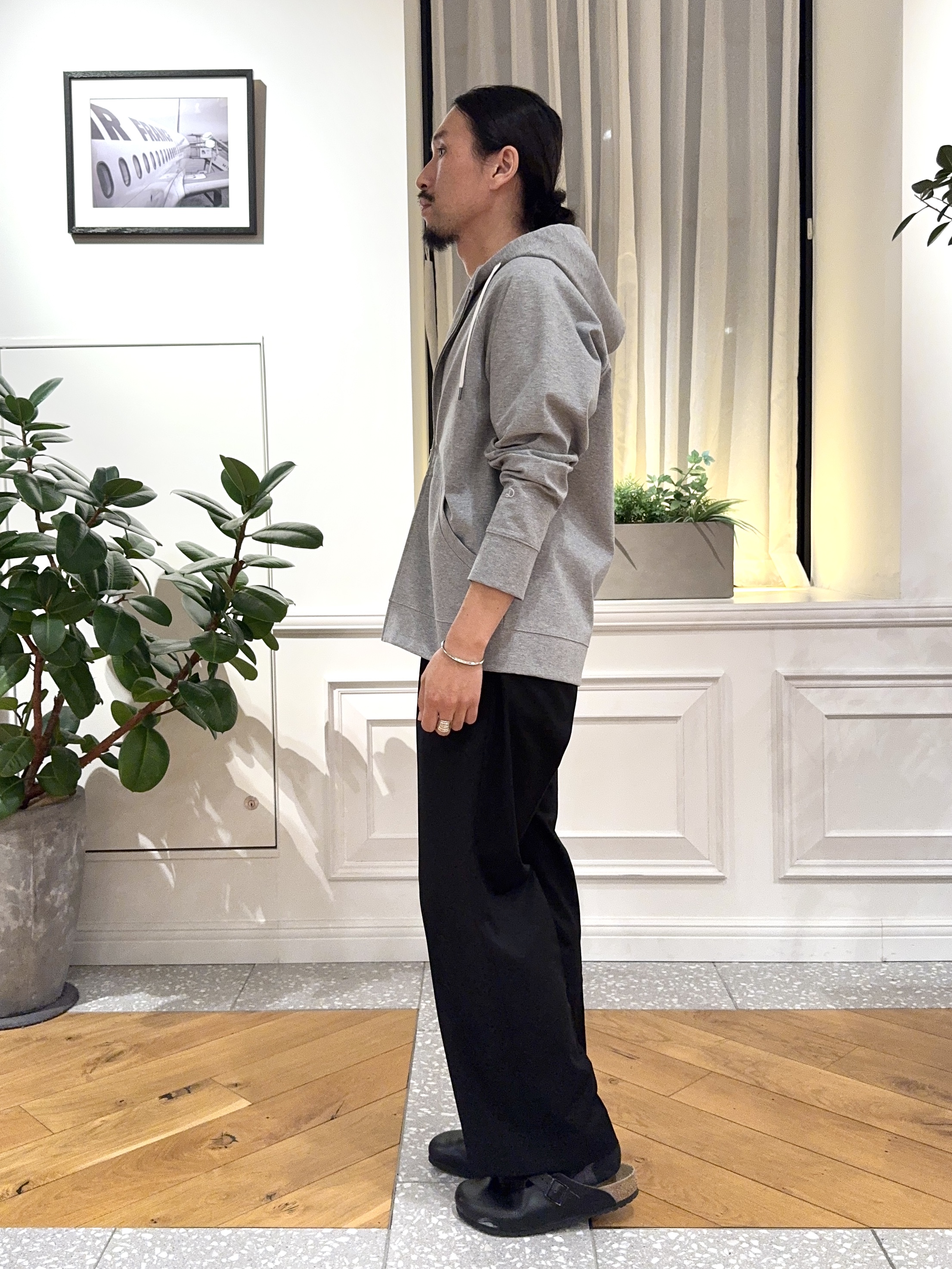 kawarataniさんの「DRESSTERIOR｜【接触冷感／セットアップ可】ドライタッチ ハイカウントジップアップパーカ」を使ったコーディネート
