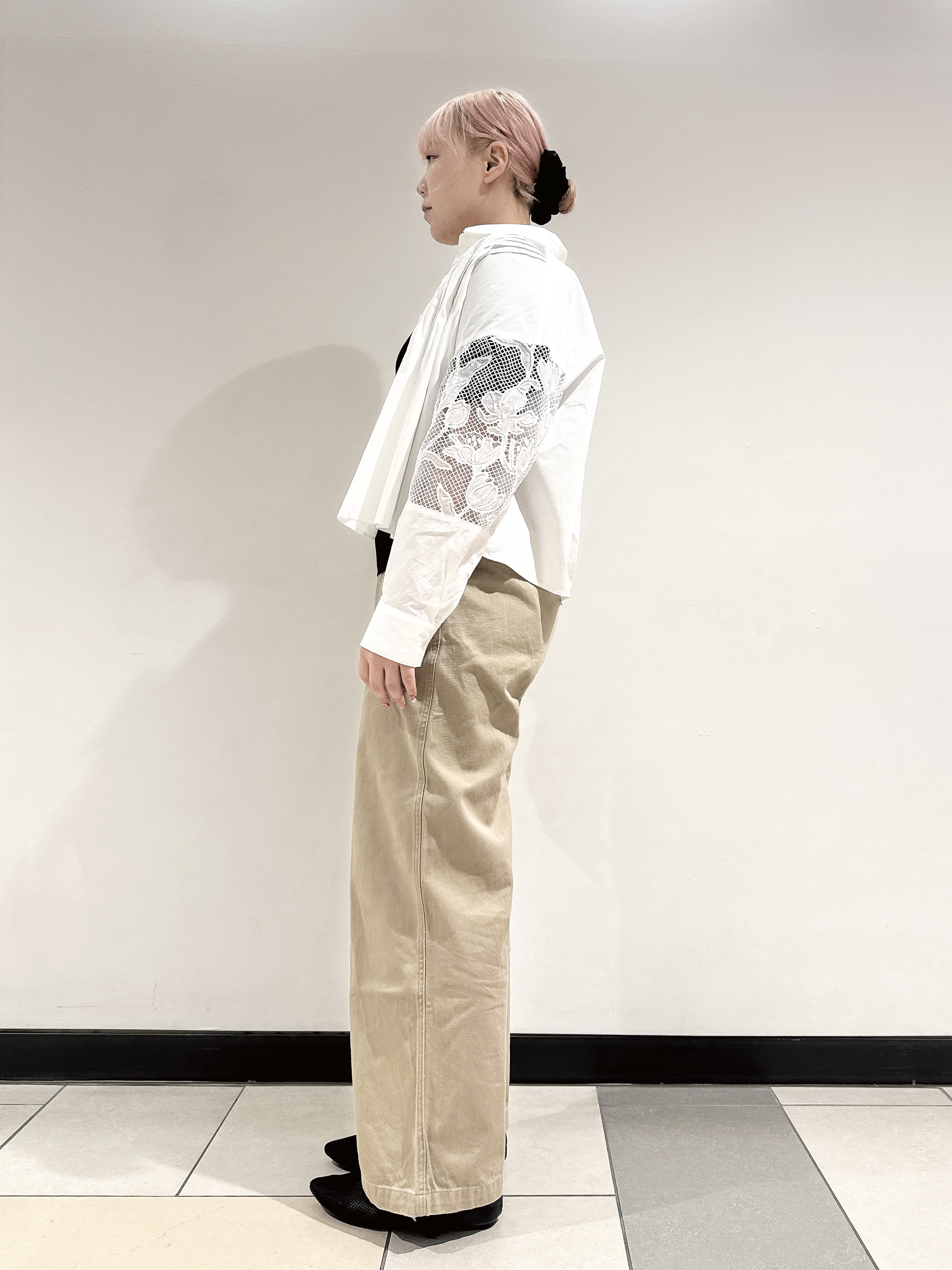なかもとあきさんの「DRESSTERIOR｜【着映え】レーススリーブ ピンタック クロップドシャツ」を使ったコーディネート