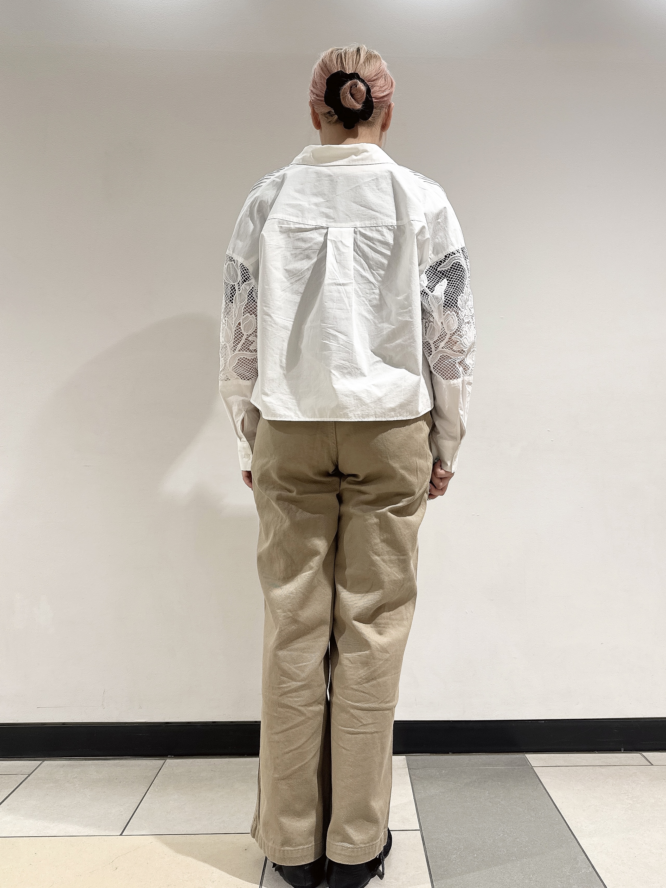 なかもとあきさんの「DRESSTERIOR｜【着映え】レーススリーブ ピンタック クロップドシャツ」を使ったコーディネート