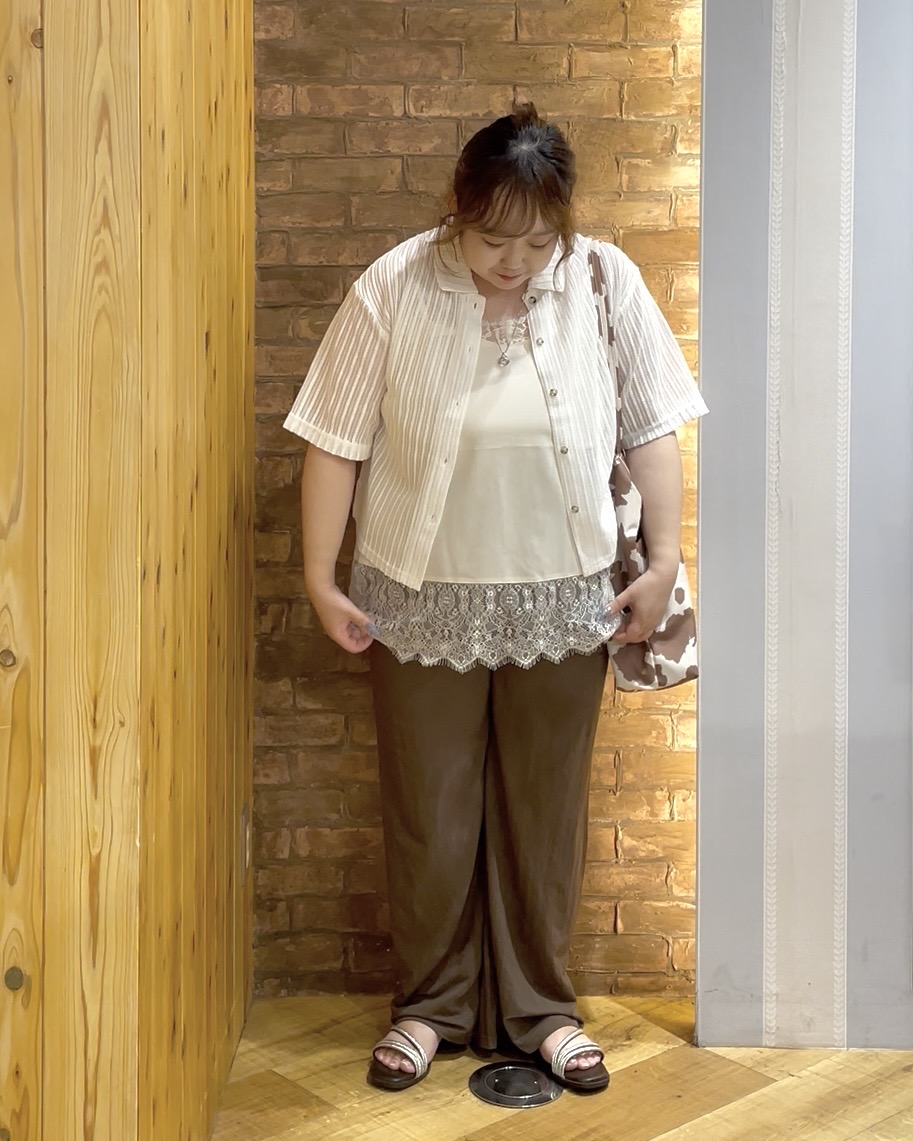 Risaさんの「SHOO･LA･RUE｜【洗濯機可/S-LL】軽やかで涼しげな 透かしレース風前開きシャツ」を使ったコーディネート