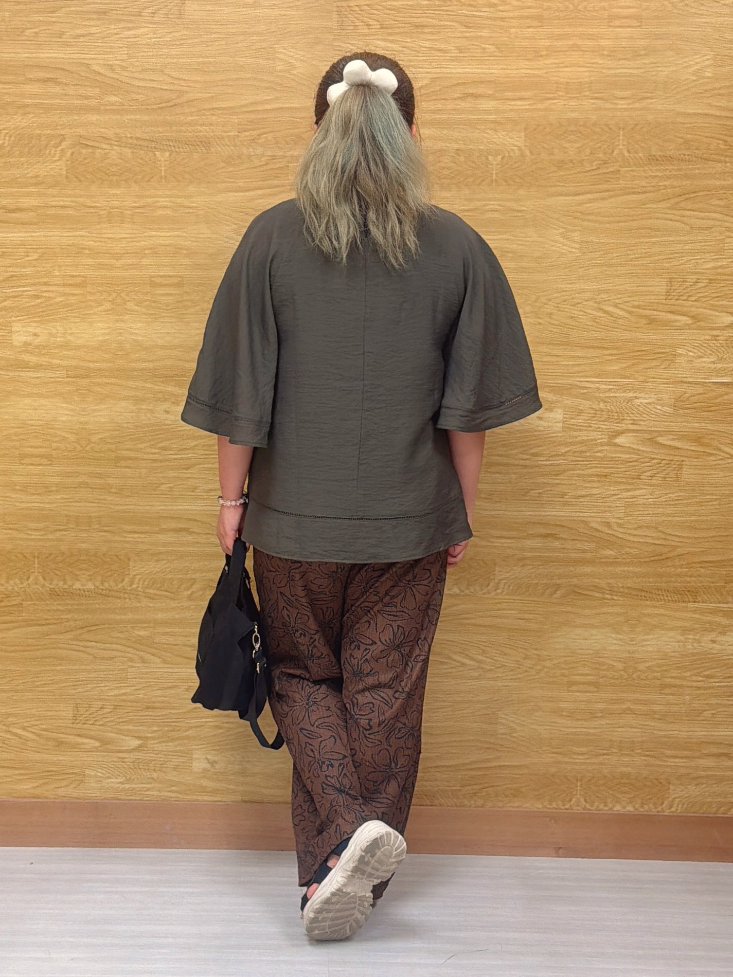 ぁむさんの「SHOO･LA･RUE｜【ひんやり/S-LL/体型カバー】はしごレースが涼し気な スラブポンチョ風ブラウス」を使ったコーディネート