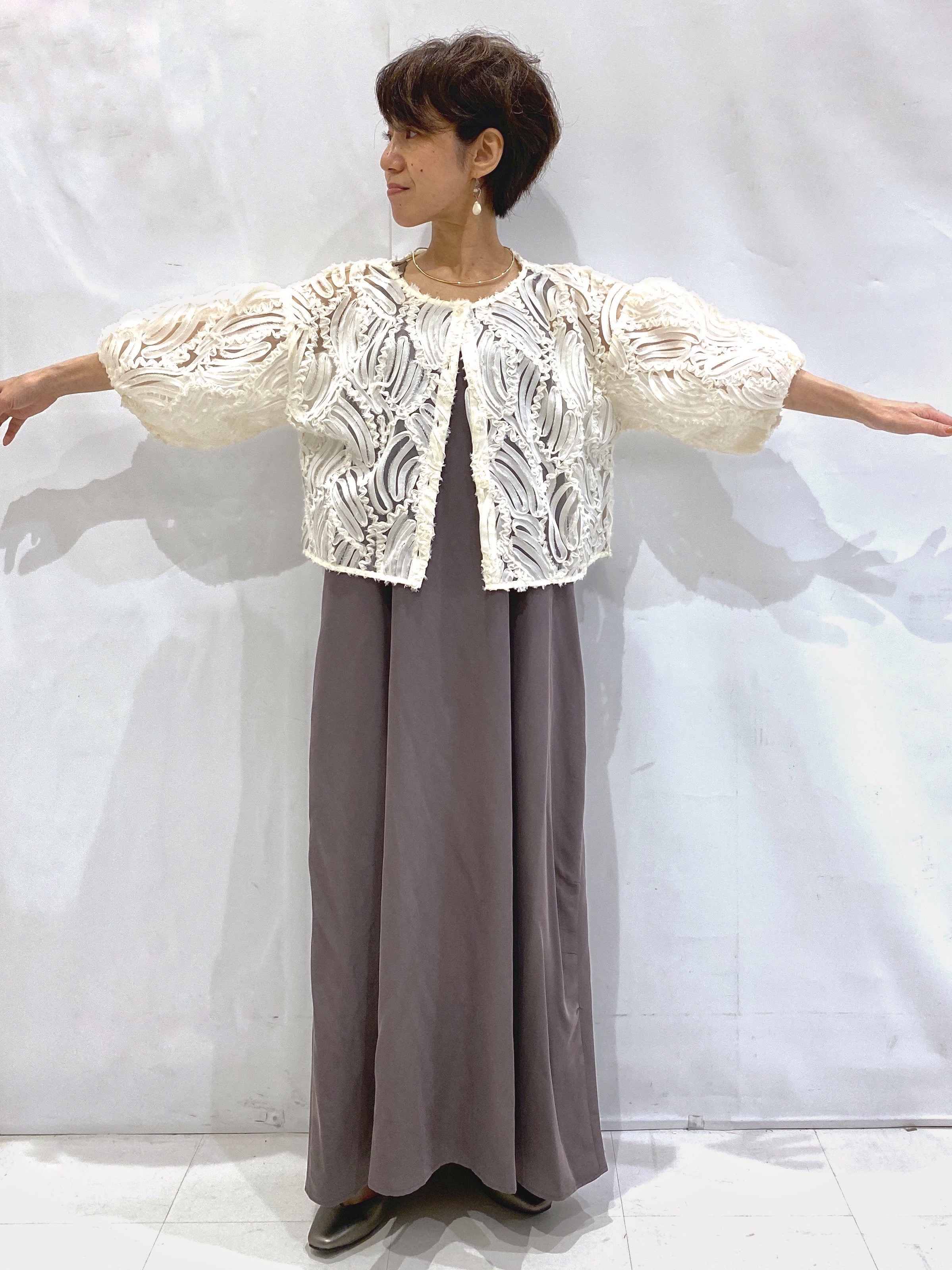 Bonさんの「OPAQUE.CLIP｜立体レースボリュームスリーブブラウス【洗える】」を使ったコーディネート
