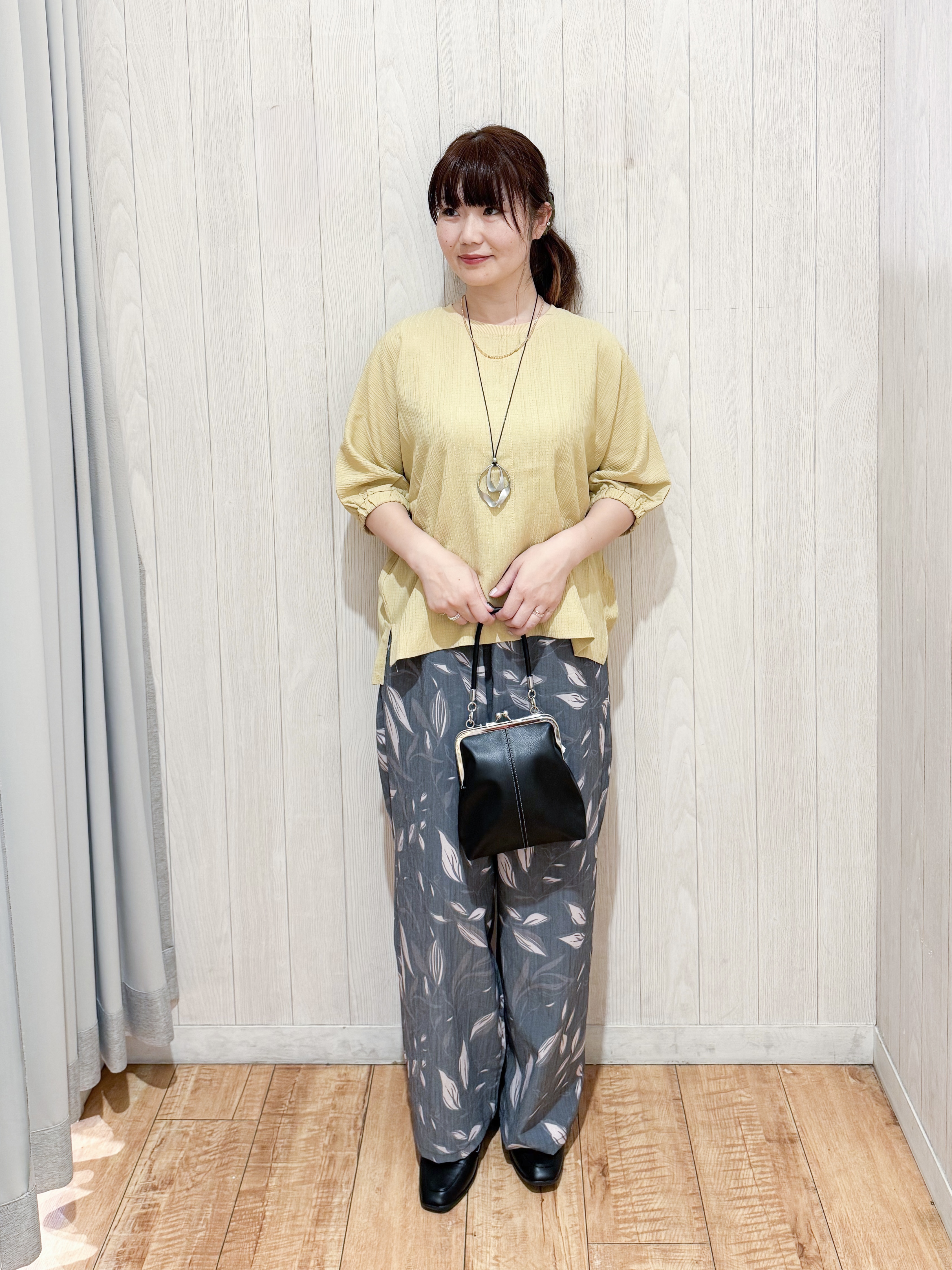 愛さんの「SHOO･LA･RUE｜【インせず着られる/洗濯後しわになりにくい】しぼしぼドルマンブラウス」を使ったコーディネート