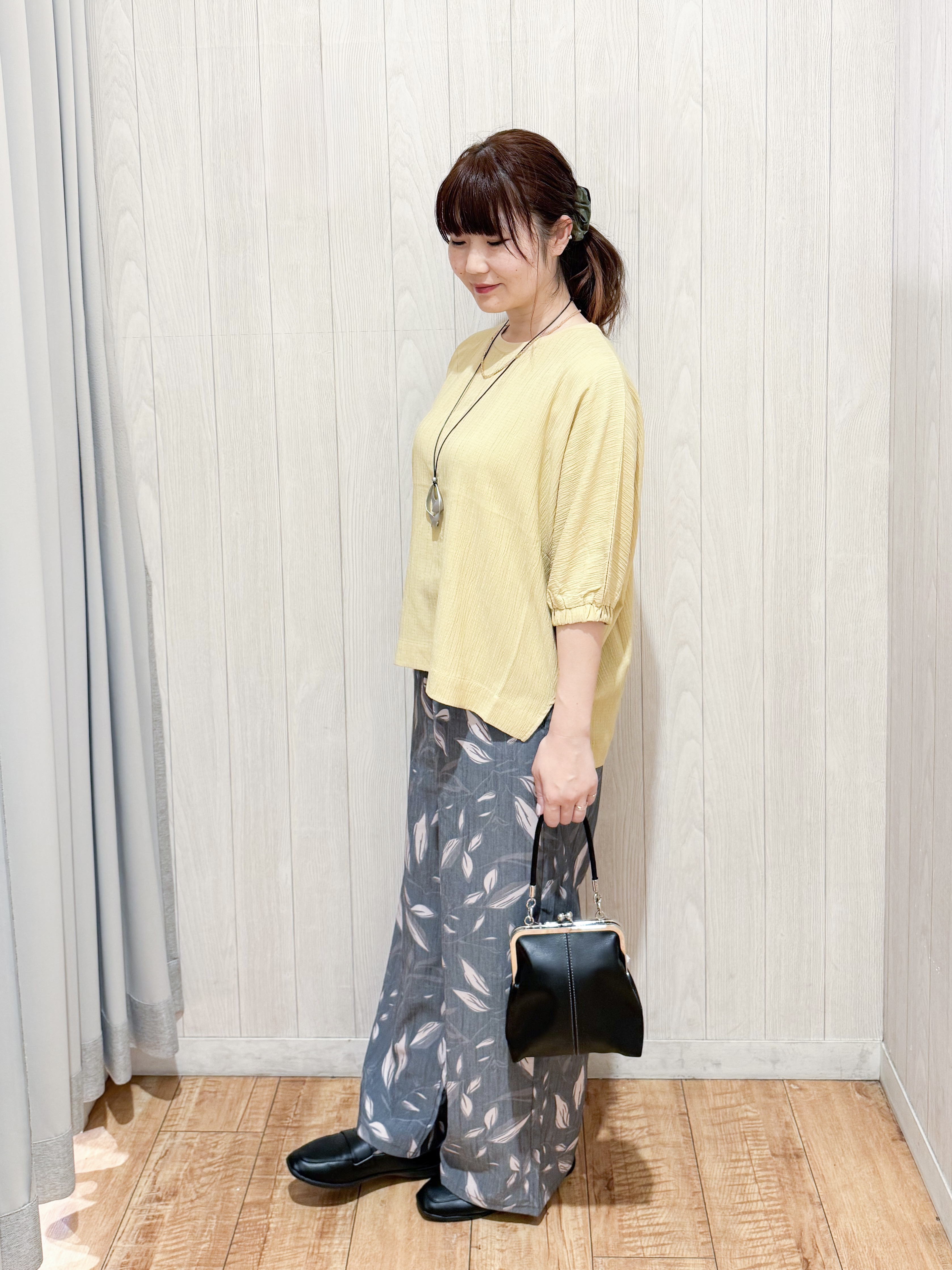 愛さんの「SHOO･LA･RUE｜【インせず着られる/洗濯後しわになりにくい】しぼしぼドルマンブラウス」を使ったコーディネート
