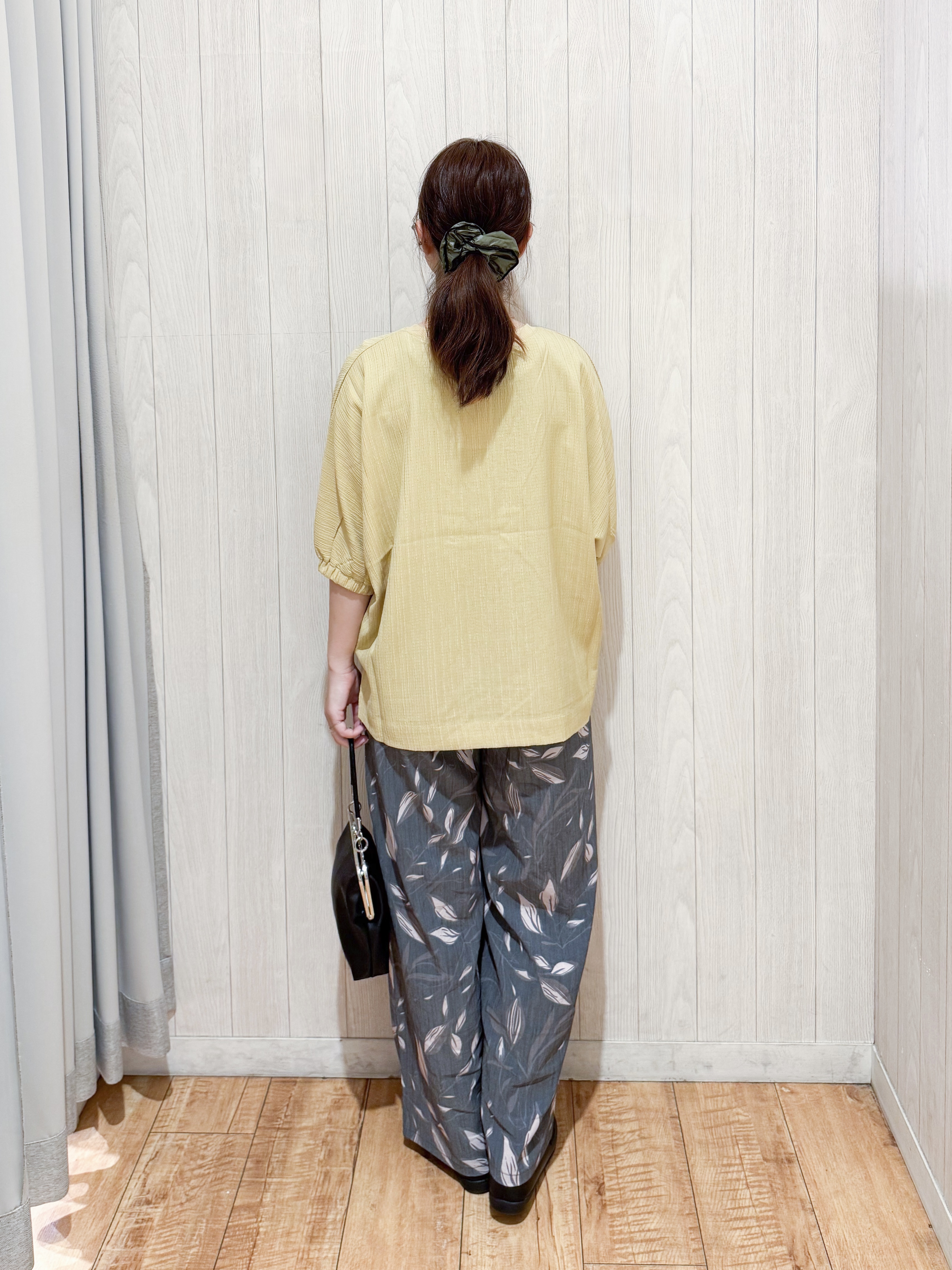 愛さんの「SHOO･LA･RUE｜【インせず着られる/洗濯後しわになりにくい】しぼしぼドルマンブラウス」を使ったコーディネート