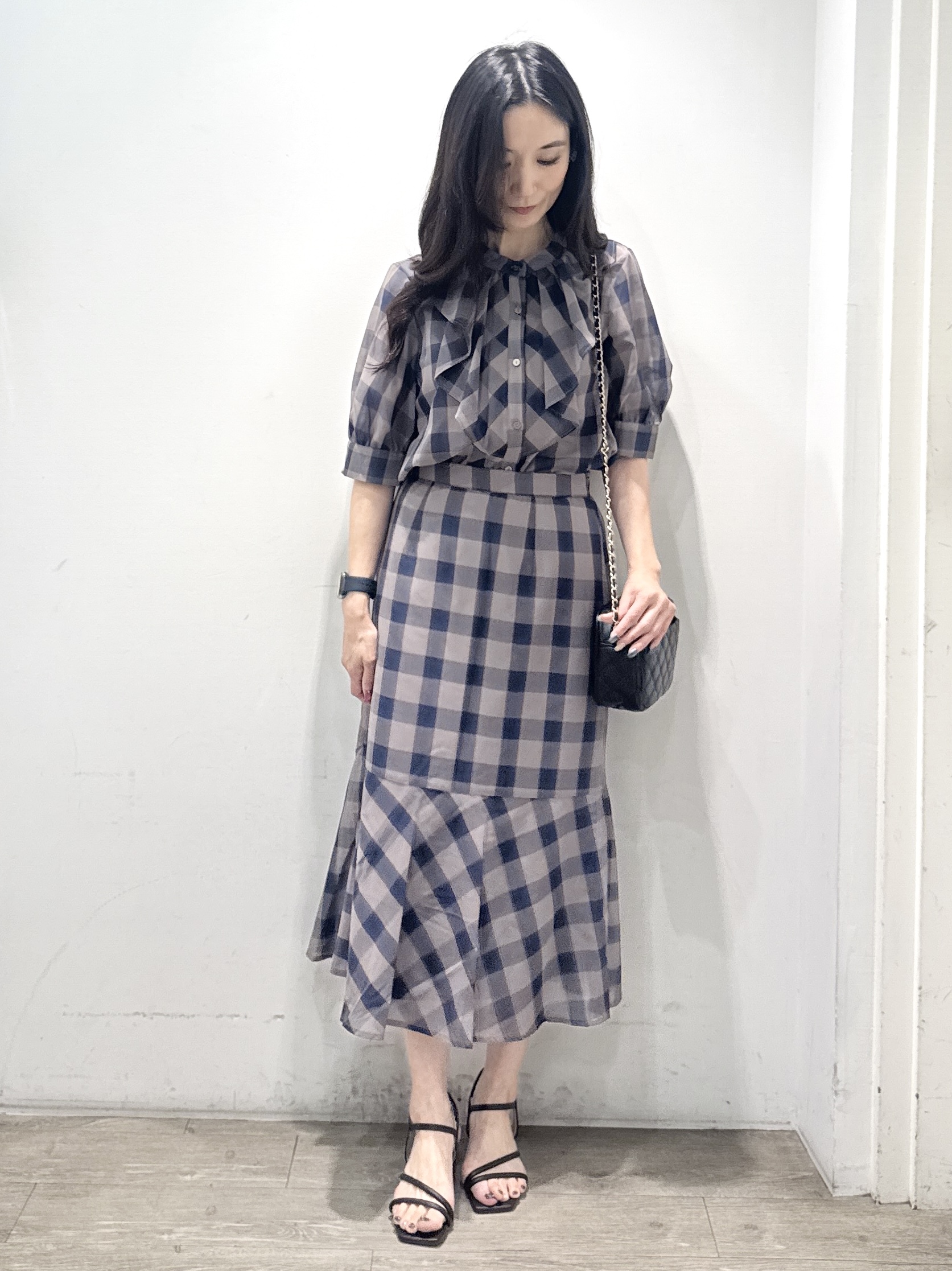 yuicciさんの「OPAQUE.CLIP｜【高通気性】シアーチェックフリルブラウス《洗濯機OK／イージーアイロン》」を使ったコーディネート