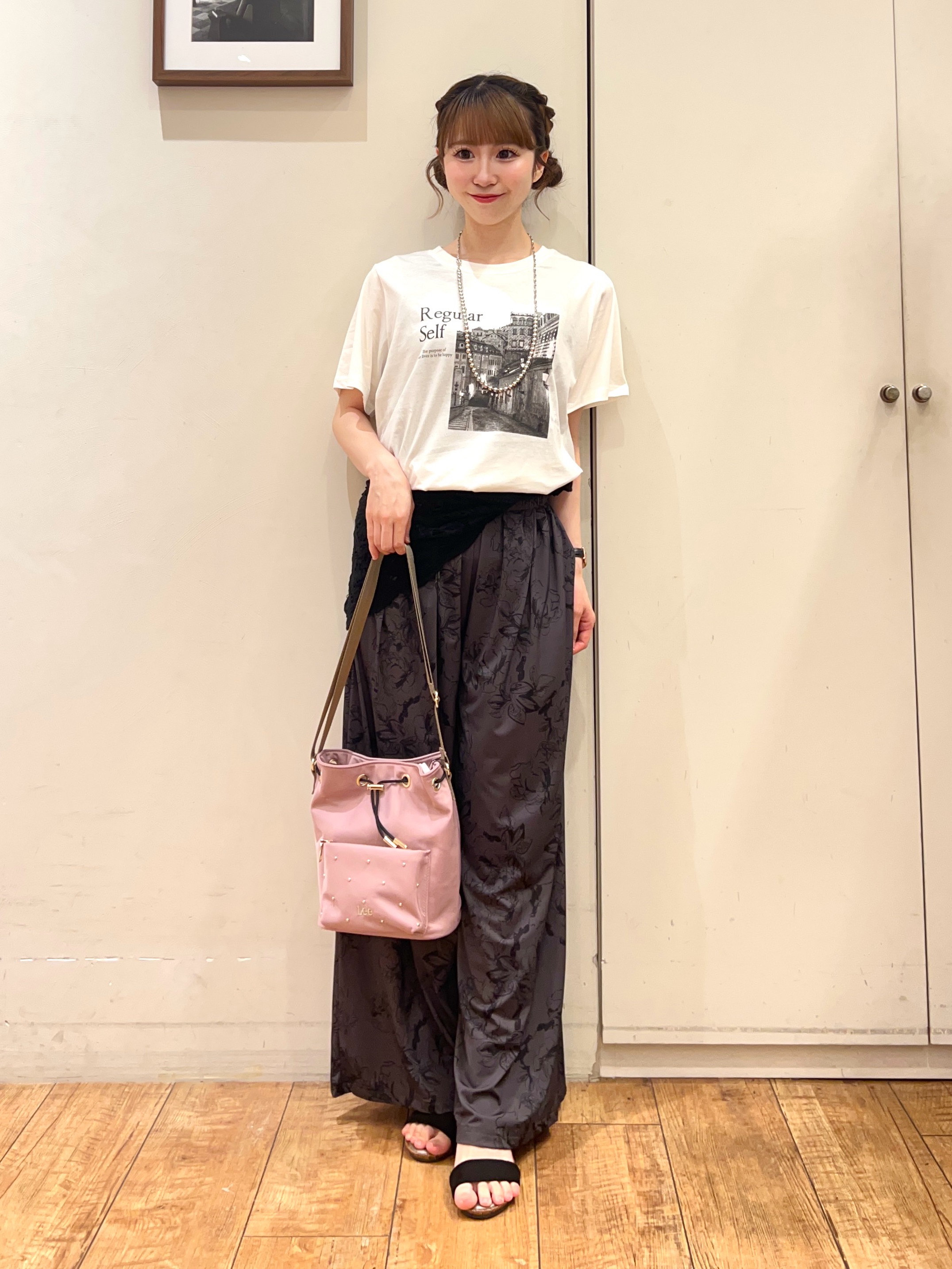 AIRIさんの「SHOO･LA･RUE｜【ひんやり/S-LL/洗濯機可】真夏に着たい 大人のベーシックカラープリントTシャツ」を使ったコーディネート
