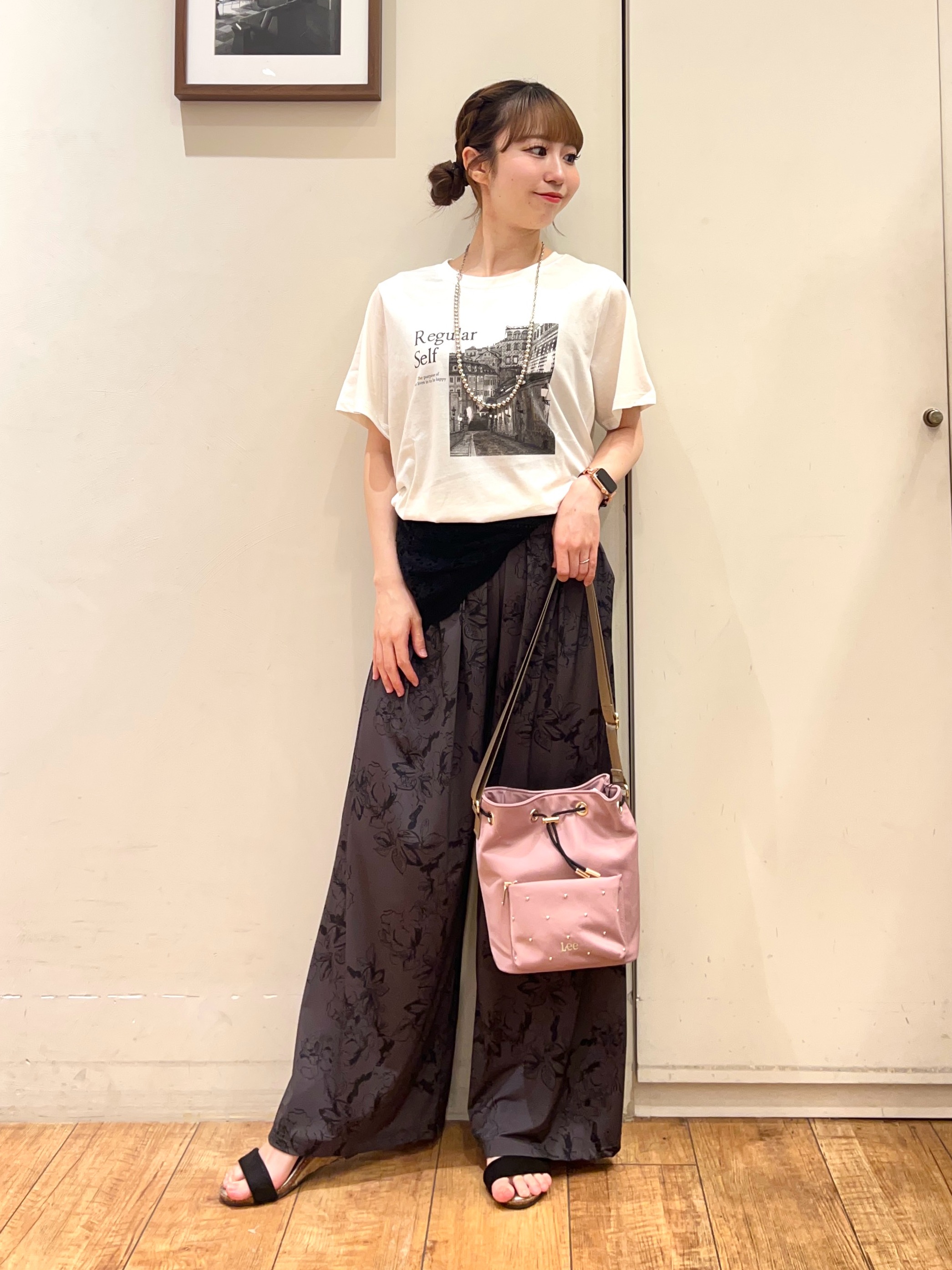 AIRIさんの「SHOO･LA･RUE｜【ひんやり/S-LL/洗濯機可】真夏に着たい 大人のベーシックカラープリントTシャツ」を使ったコーディネート