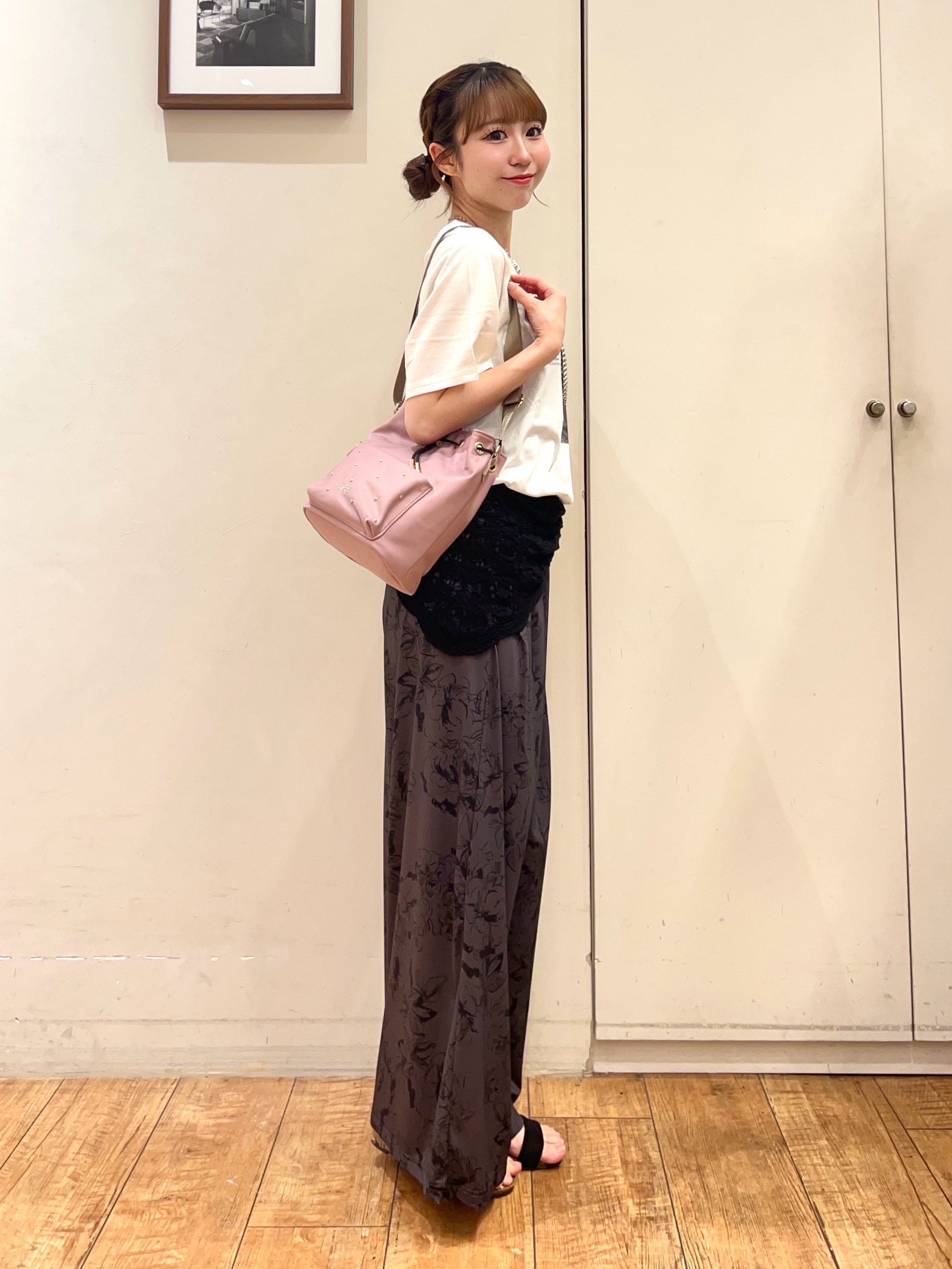 AIRIさんの「SHOO･LA･RUE｜【ひんやり/S-LL/洗濯機可】真夏に着たい 大人のベーシックカラープリントTシャツ」を使ったコーディネート