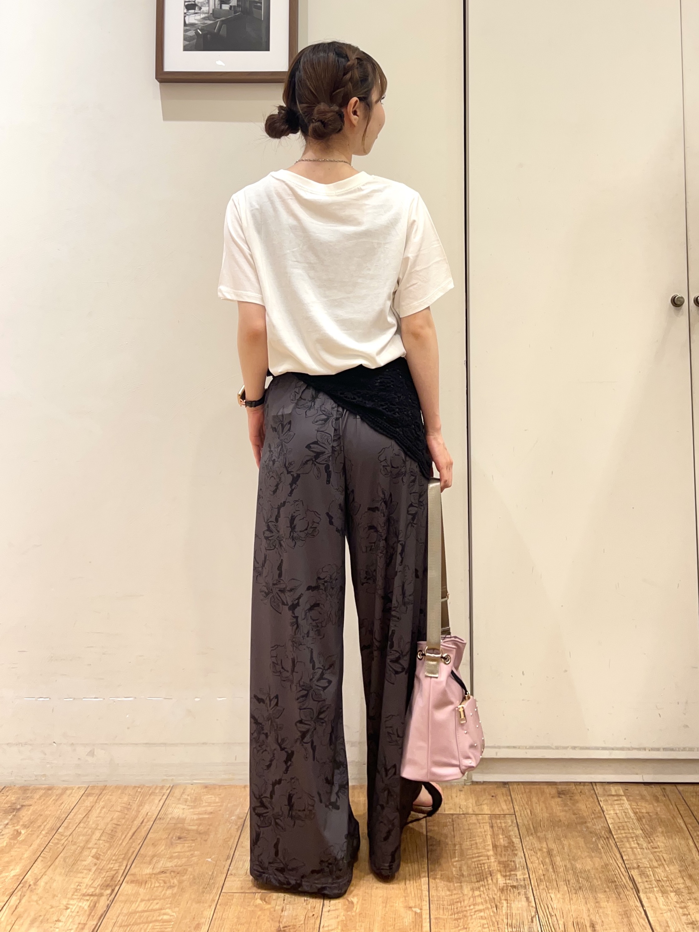 AIRIさんの「SHOO･LA･RUE｜【ひんやり/S-LL/洗濯機可】真夏に着たい 大人のベーシックカラープリントTシャツ」を使ったコーディネート