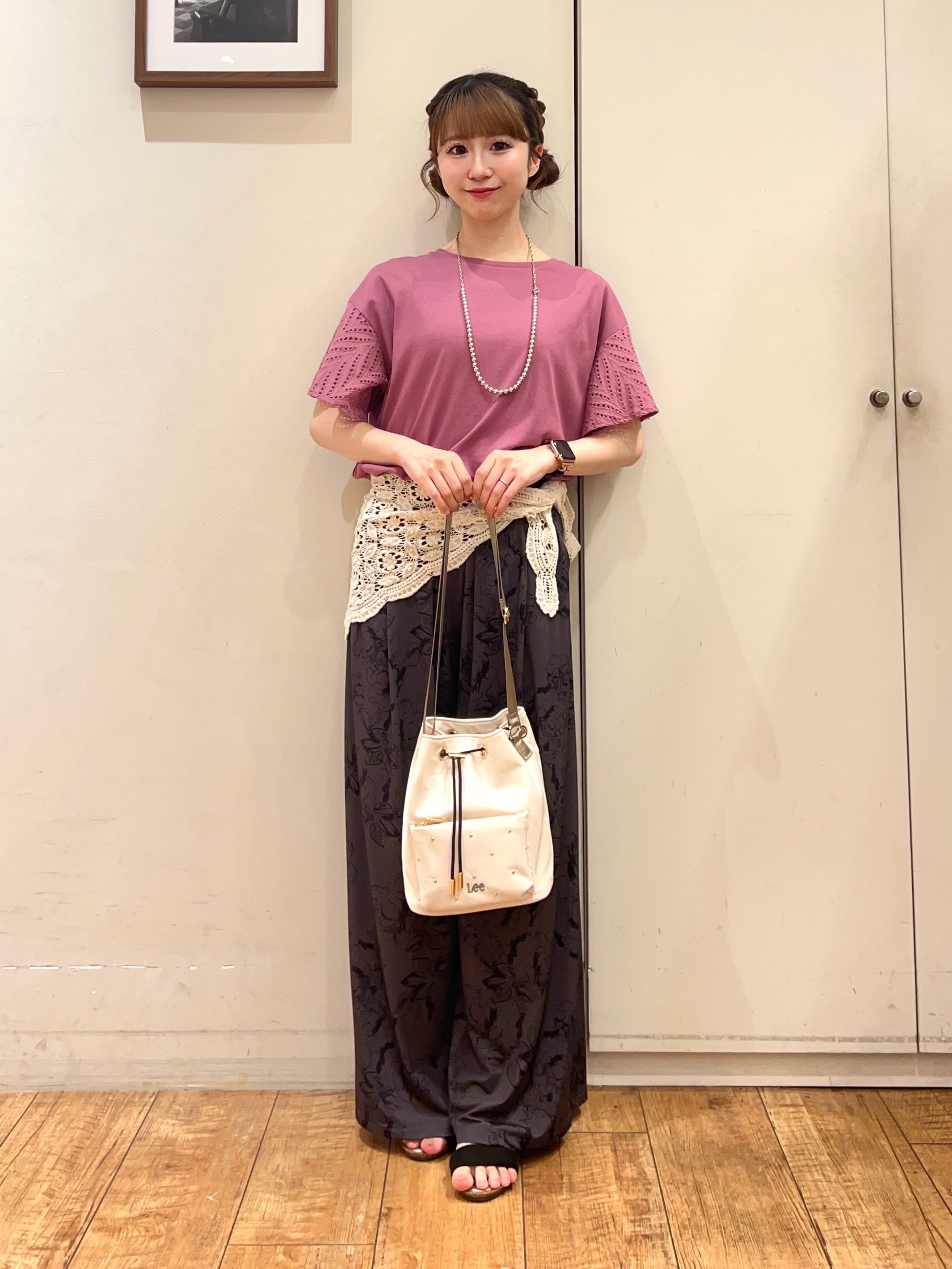 AIRIさんの「SHOO･LA･RUE｜【汗じみ防止/ひんやり/体型カバー】真夏の味方。 汗じみが気になりにくい お袖レースフレアTシャツ」を使ったコーディネート