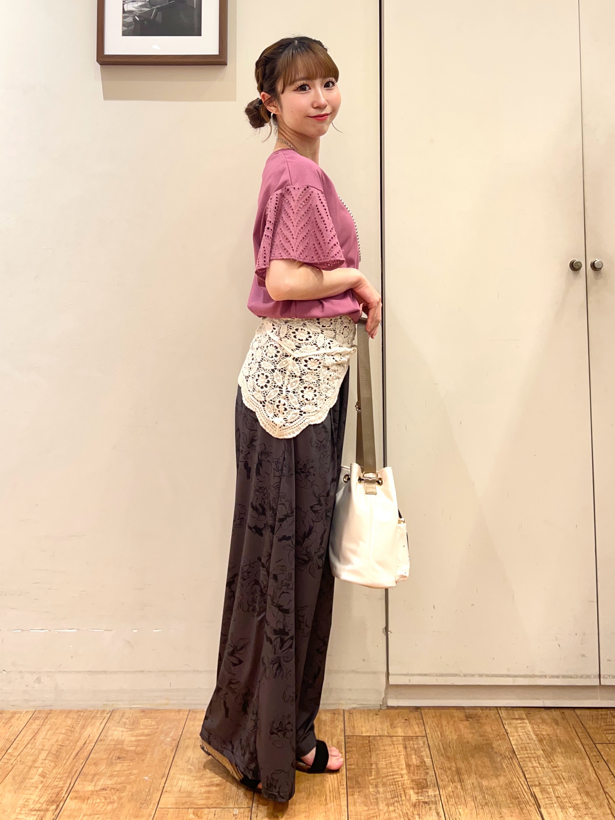 AIRIさんの「SHOO･LA･RUE｜【汗じみ防止/ひんやり/体型カバー】真夏の味方。 汗じみが気になりにくい お袖レースフレアTシャツ」を使ったコーディネート