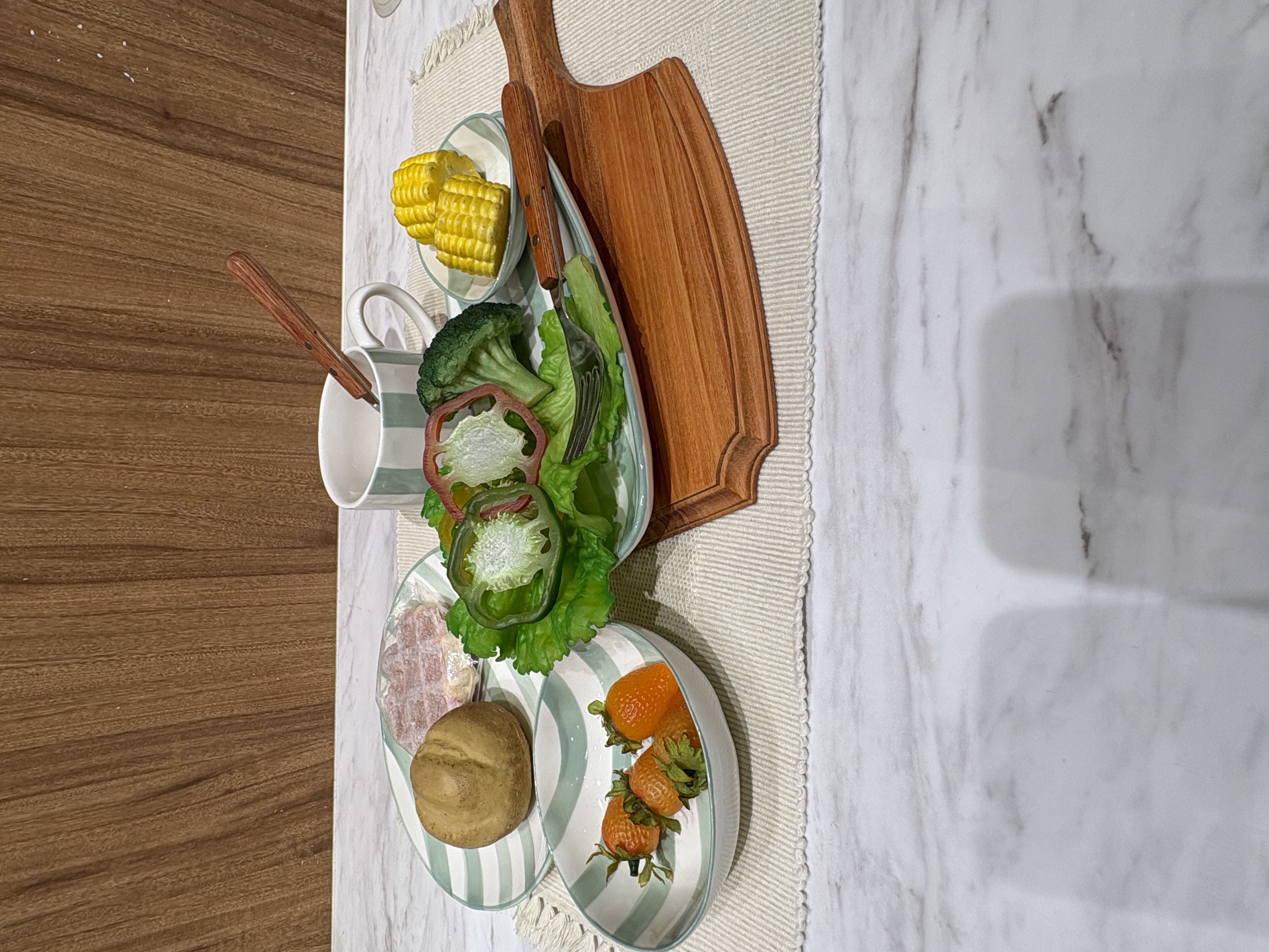 YUKOさんの「212 KITCHEN STORE｜ストライプ オーバルプレート GR」を使ったコーディネート