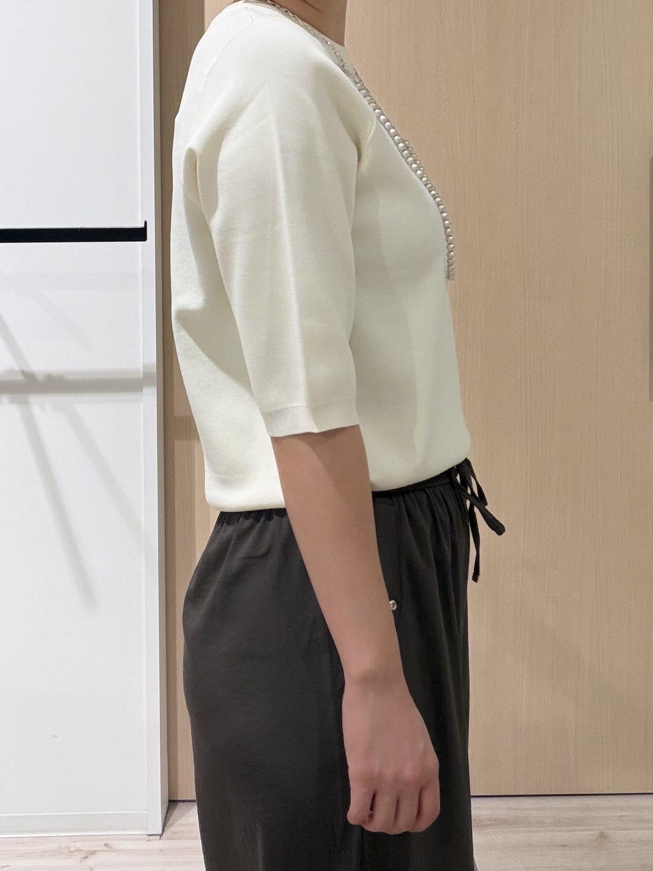ひらしーさんの「SHOO･LA･RUE｜【ガンガン洗える/ひんやり/UV/毛玉になりにくい】上半身すっきり 二の腕見せない5分袖ニット」を使ったコーディネート