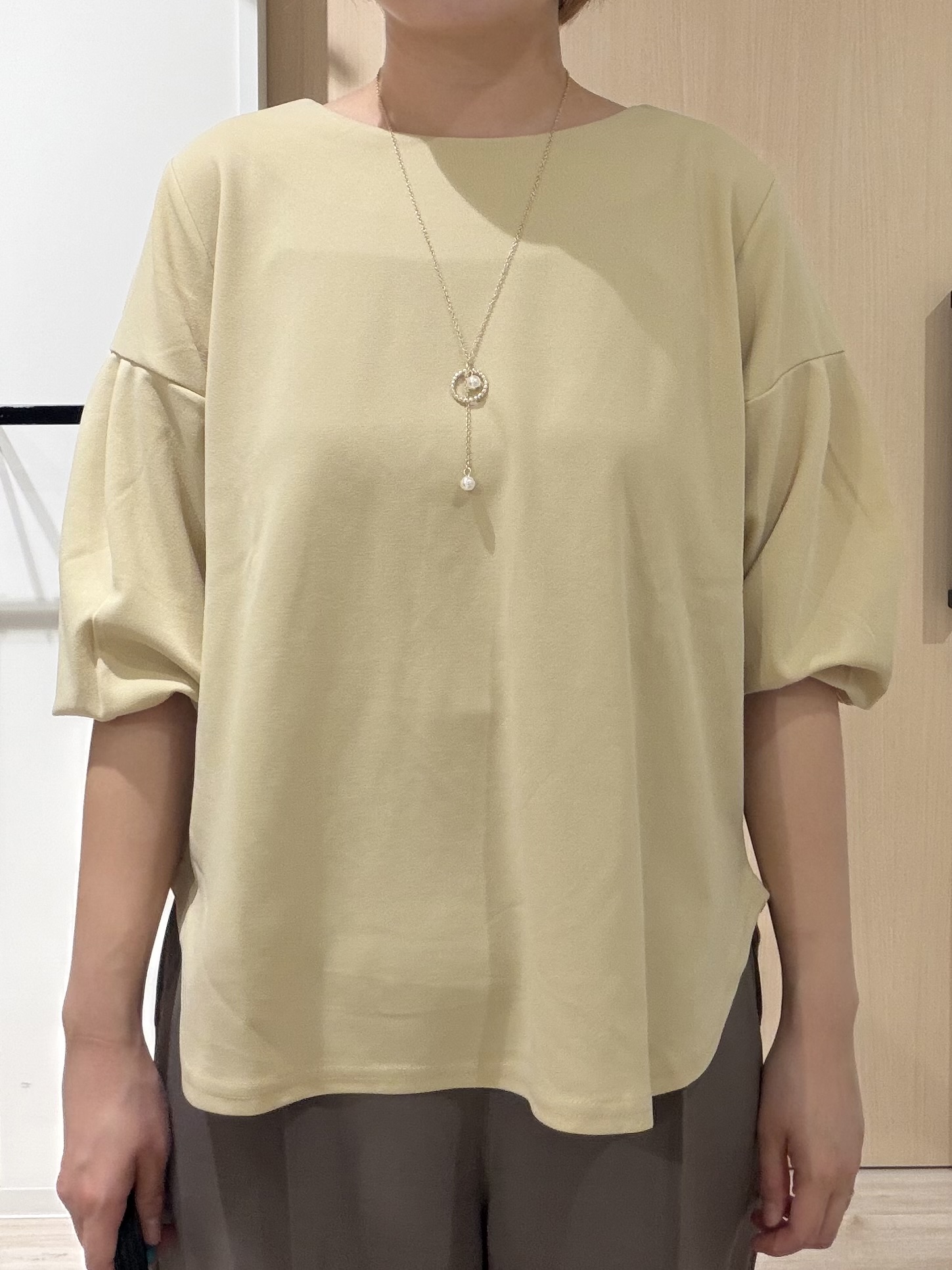 ひらしーさんの「SHOO･LA･RUE｜【着丈選べる/2点セット】大人のきれい見え ネックレス付き お袖タック8分袖トップス」を使ったコーディネート