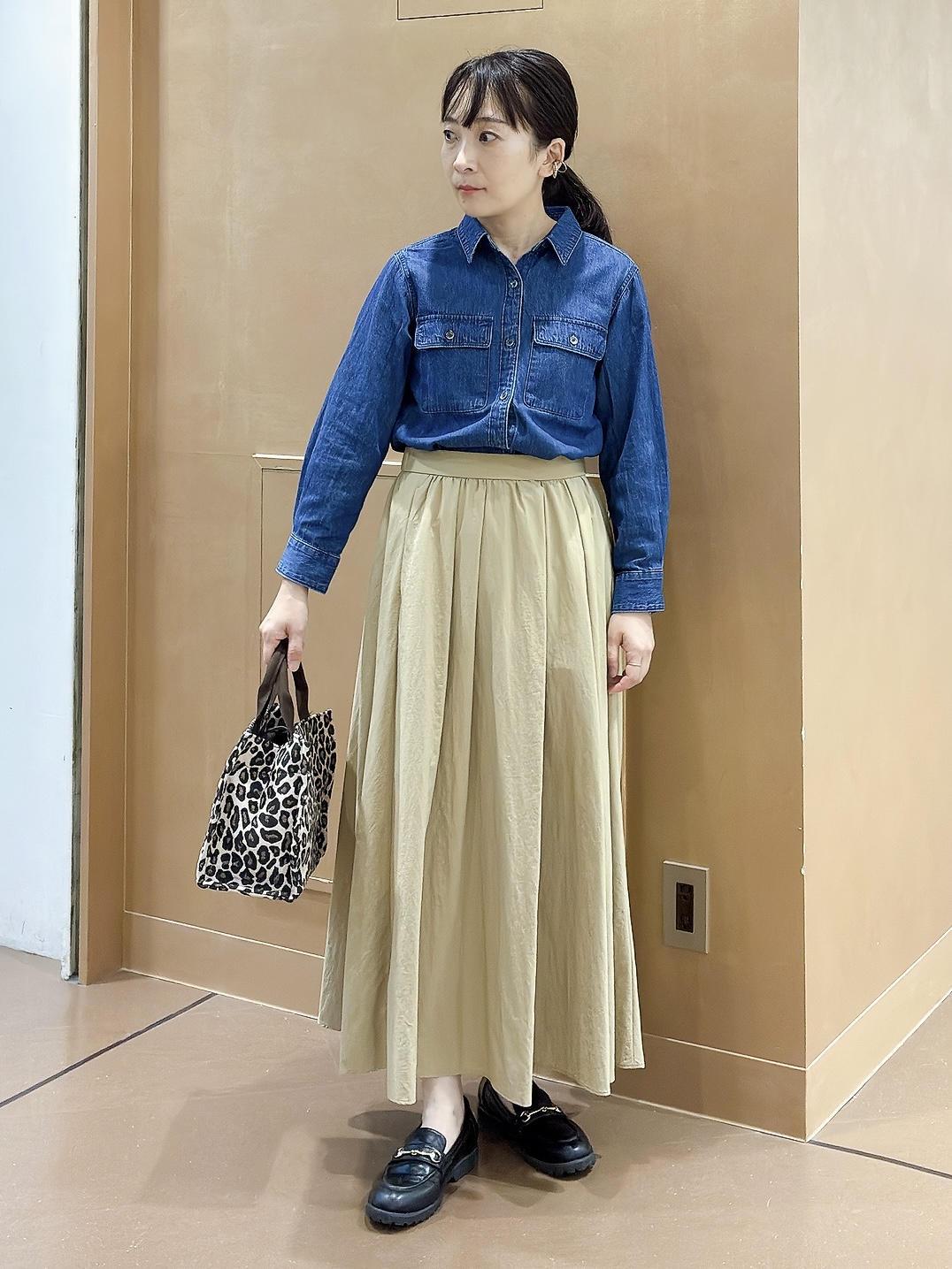 hattoriさんの「INDIVI｜【撥水／裏地なし軽量】ギャザーボリュームスカート」を使ったコーディネート
