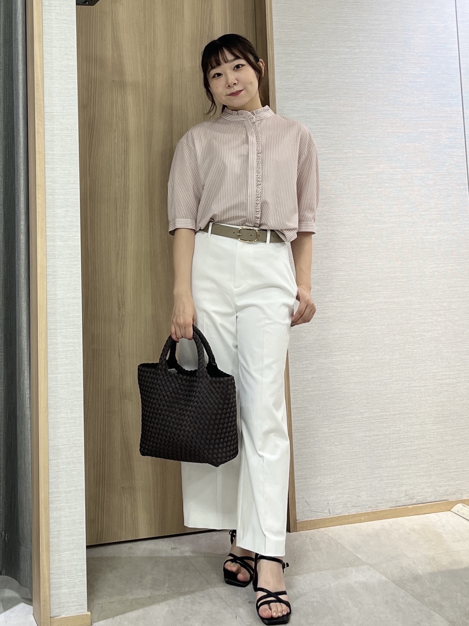 KAHOさんの「UNTITLED｜【接触冷感/通気性/洗える】スタンドカラーフリルブラウス」を使ったコーディネート