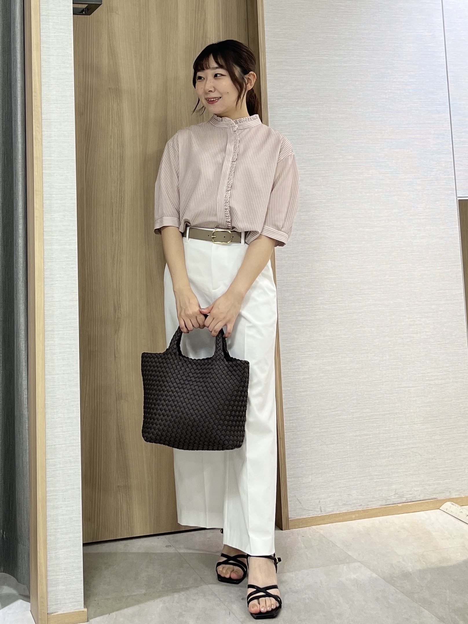 KAHOさんの「UNTITLED｜【接触冷感/通気性/洗える】スタンドカラーフリルブラウス」を使ったコーディネート