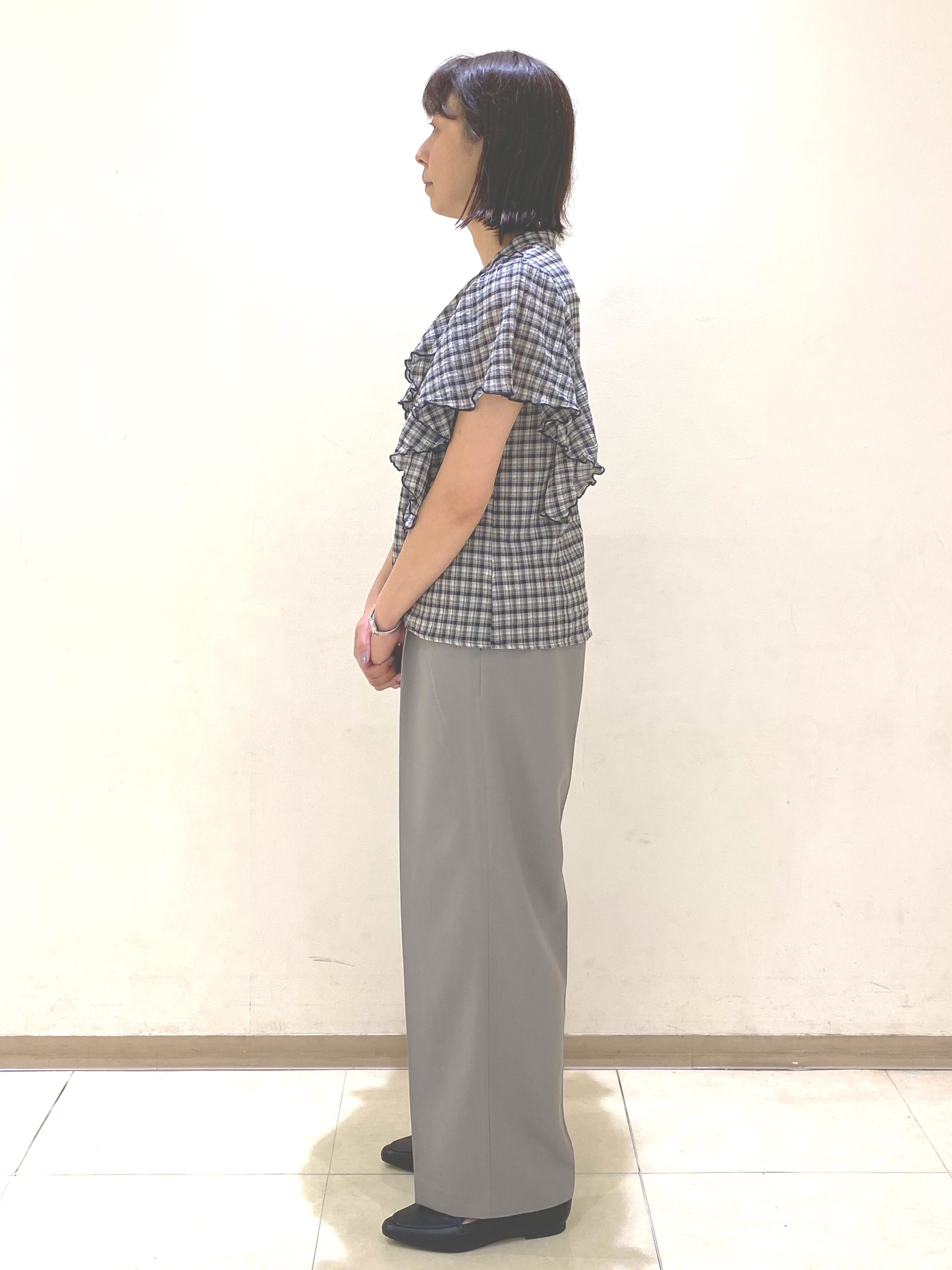 COCOさんの「grove｜1枚で着映えが叶う チェックラッフルフリルブラウス」を使ったコーディネート