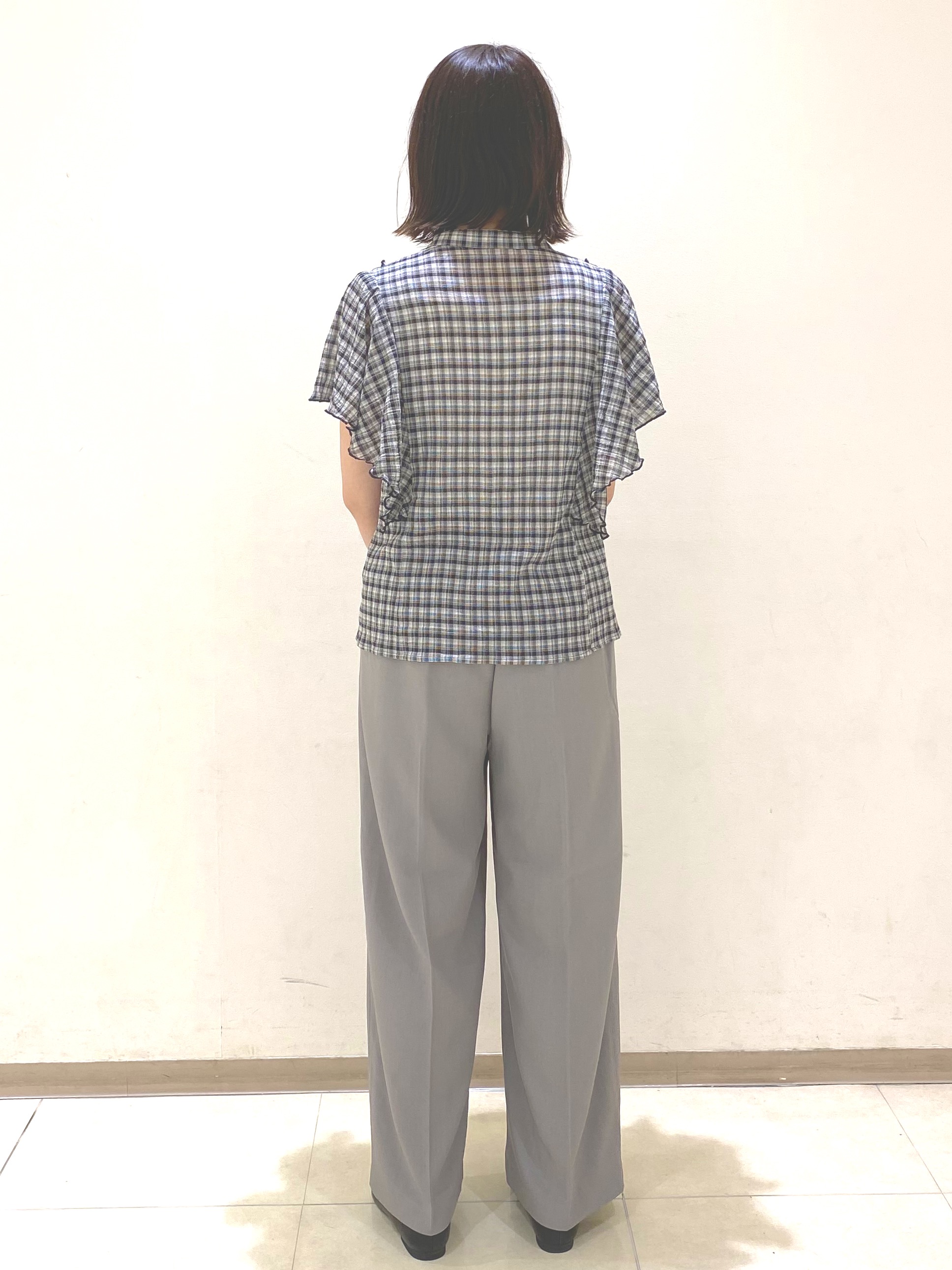 COCOさんの「grove｜1枚で着映えが叶う チェックラッフルフリルブラウス」を使ったコーディネート