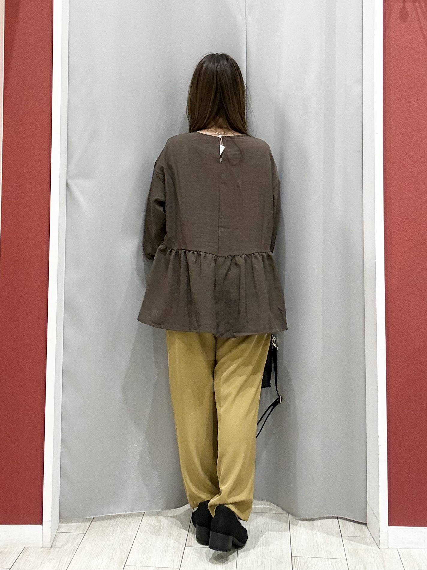 shioさんの「SHOO･LA･RUE｜【S-LL/洗濯機可/体型カバー】サイドギャザーで後ろも魅せる 7分袖ペプラムブラウス」を使ったコーディネート