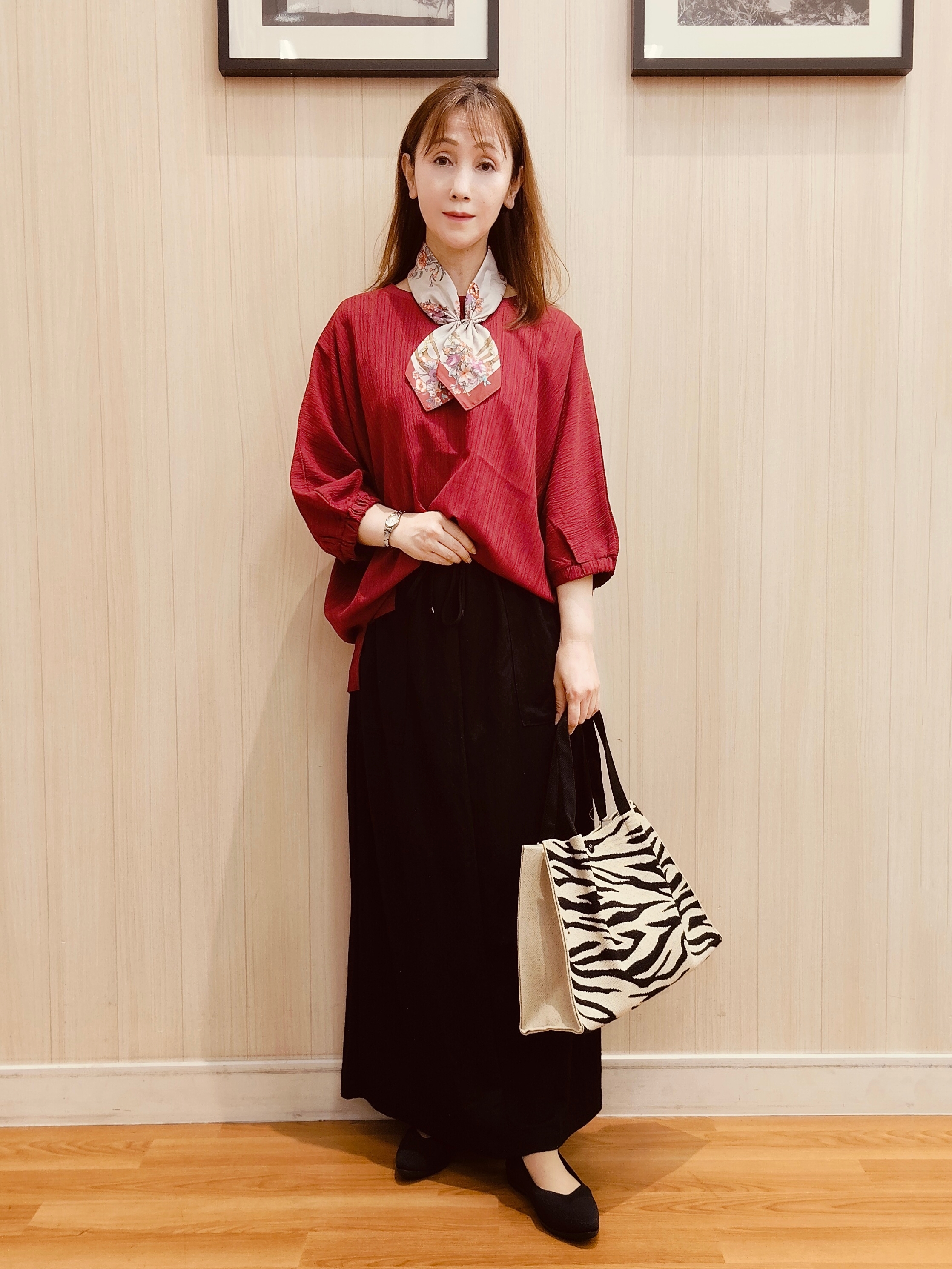 yseさんの「SHOO･LA･RUE｜【インせず着られる/洗濯後しわになりにくい】しぼしぼドルマンブラウス」を使ったコーディネート