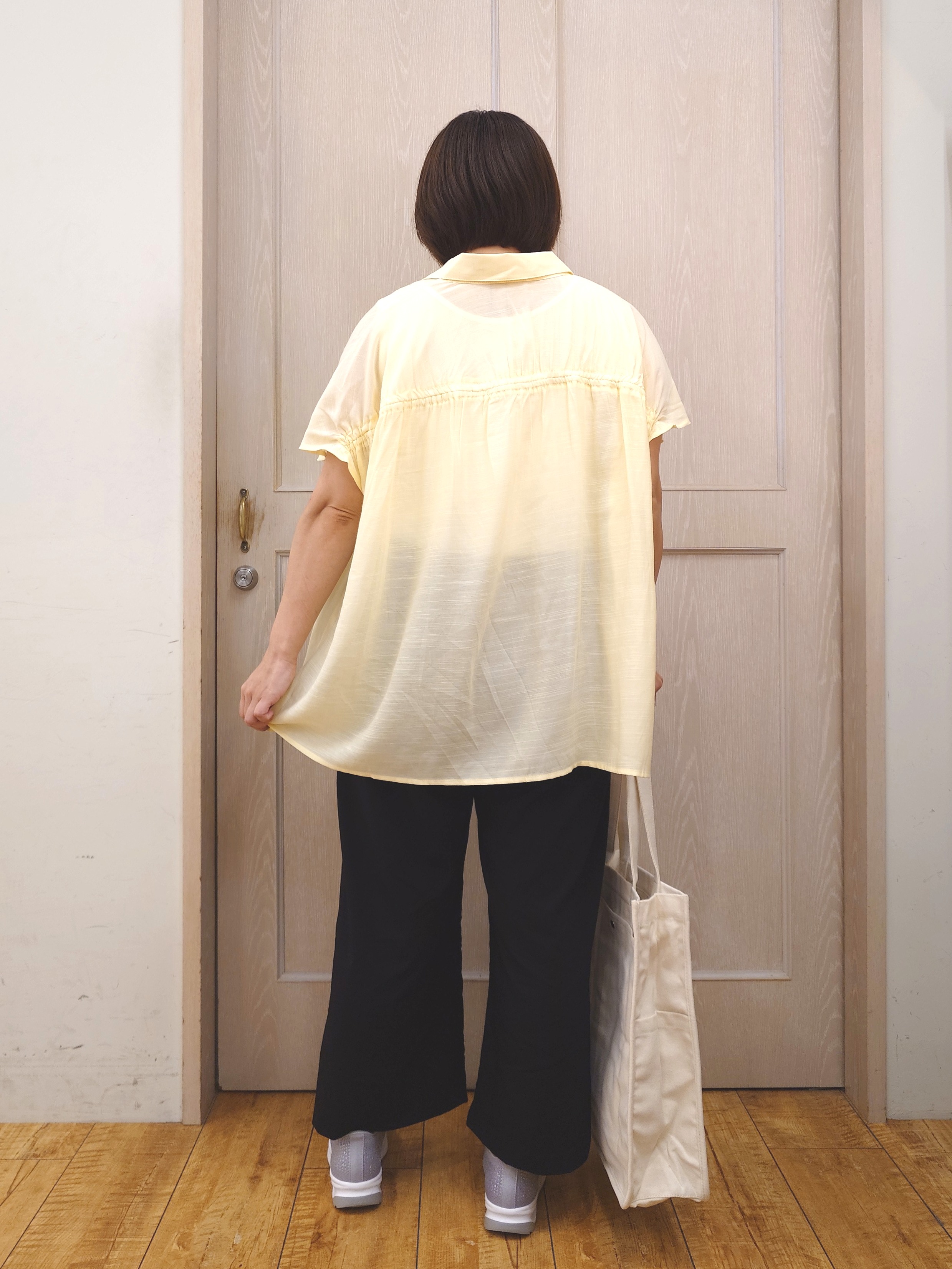 とろろさんの「SHOO･LA･RUE｜【ひんやり/UV】ほんのりシアーで上品な バックギャザーブラウス」を使ったコーディネート