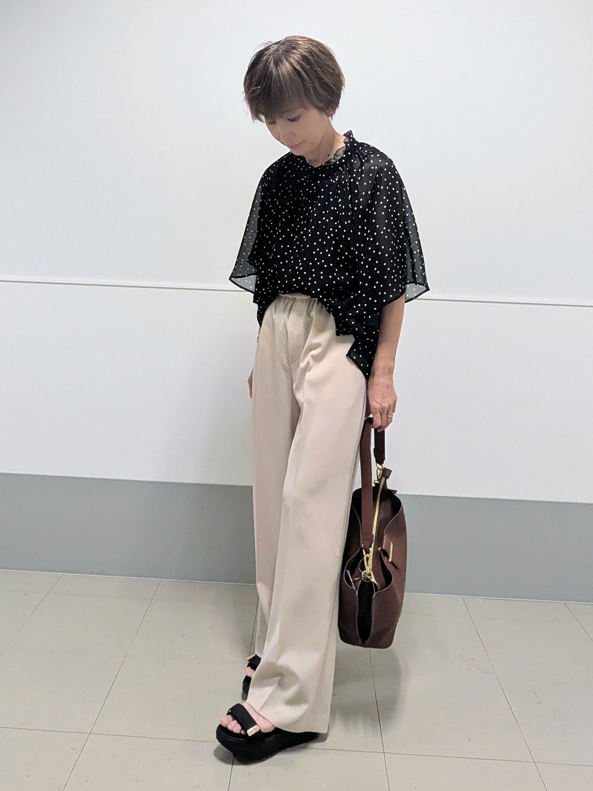 nishiさんの「Reflect｜【セットアップ／手洗い可】ドット柄シアーブラウス」を使ったコーディネート