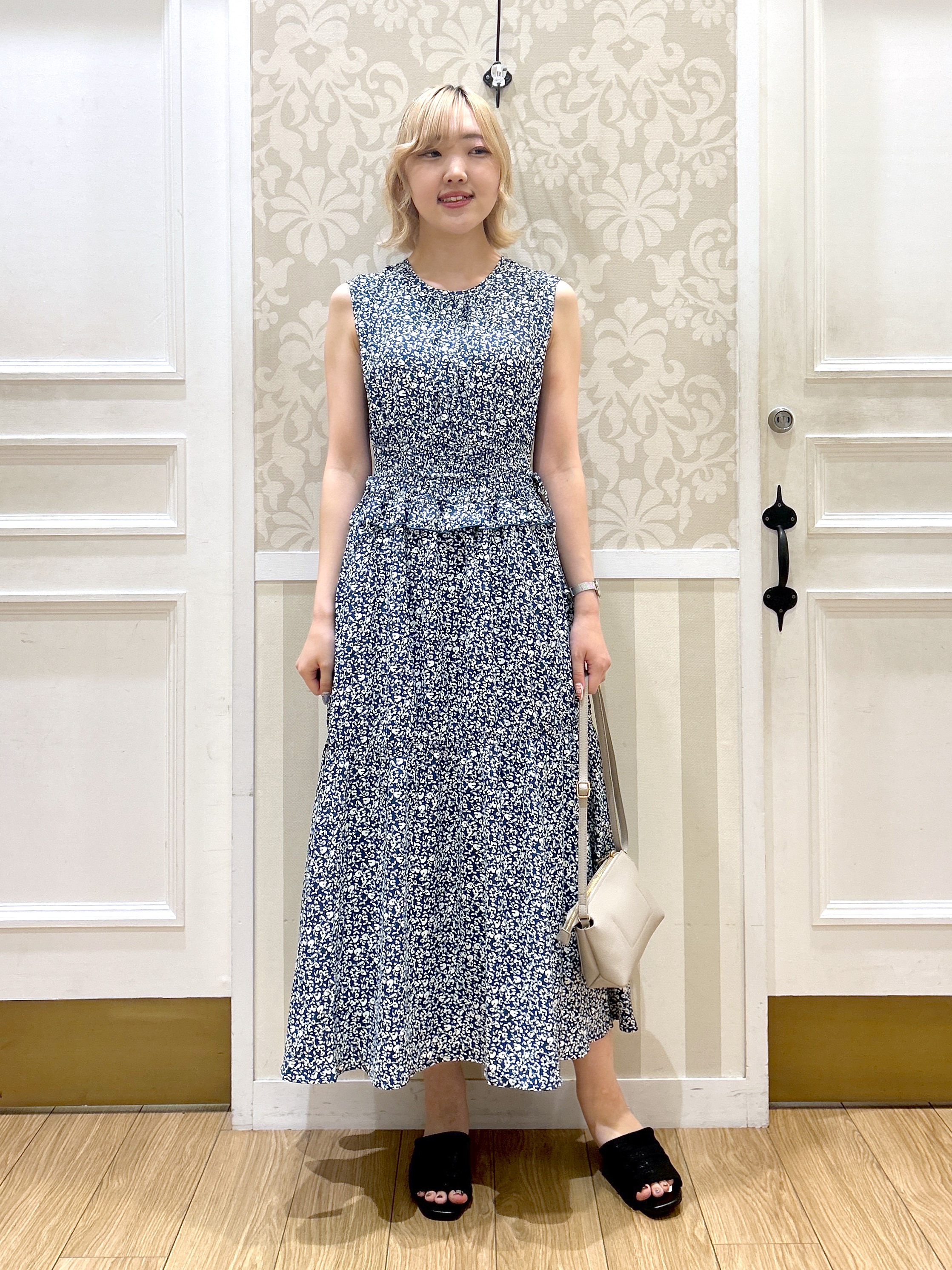 望 愛さんの「grove｜【低身長さんも選べる着丈・洗濯機◎】花柄ウエストシャーリングワンピース」を使ったコーディネート