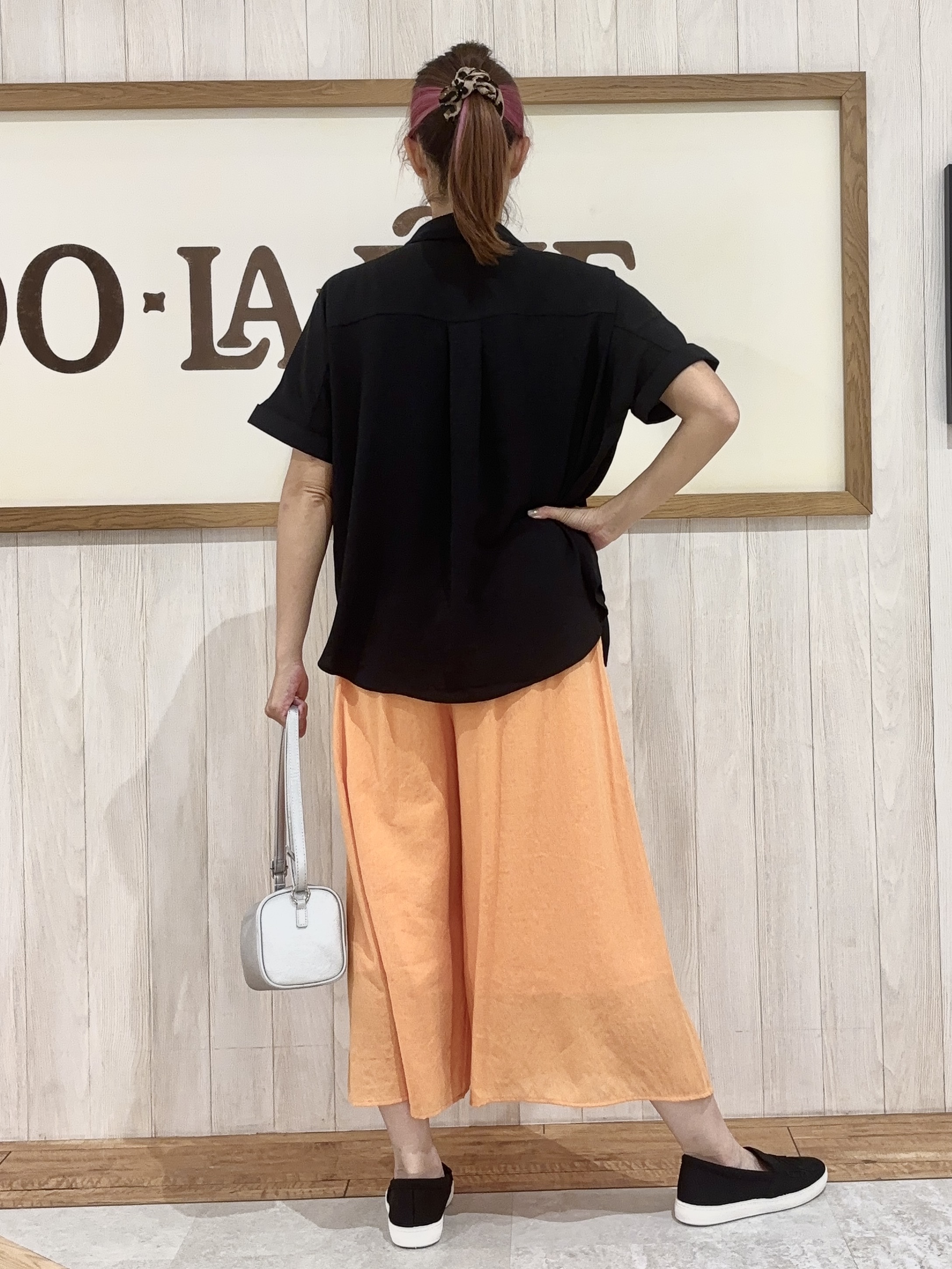 みきぽんさんの「SHOO･LA･RUE｜【ひんやり/洗濯後しわになりにくい/体型カバー】二の腕も隠せる　お袖ロールアップ半袖シャツ」を使ったコーディネート