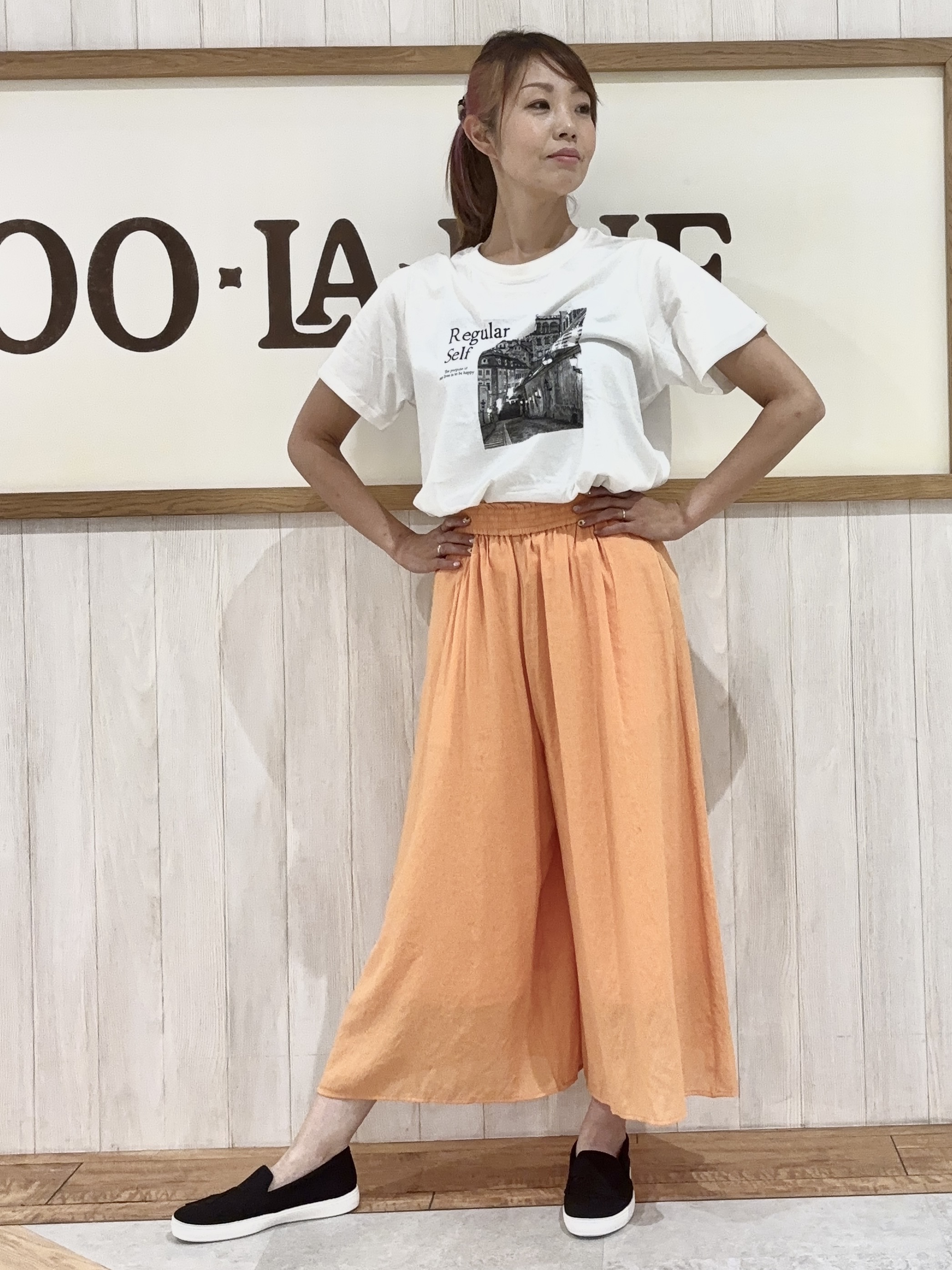 みきぽんさんの「SHOO･LA･RUE｜【ひんやり/洗濯後しわになりにくい/体型カバー】二の腕も隠せる　お袖ロールアップ半袖シャツ」を使ったコーディネート