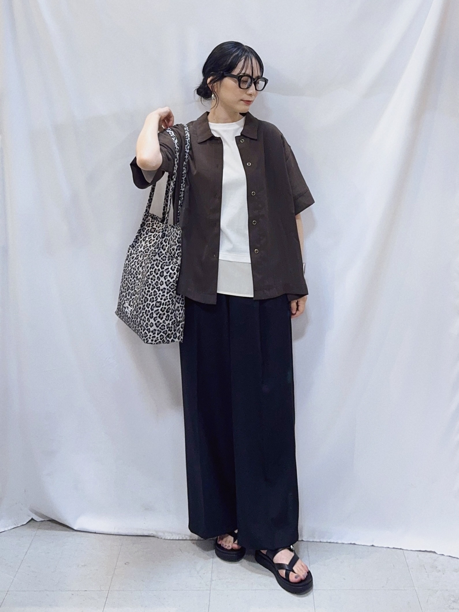 𝐇𝐢𝐫𝐨𝐦𝐢さんの「SHOO･LA･RUE｜【通気性〇/ひんやり/S-LL】洗濯後しわになりにくい とろみストライプシャツ」を使ったコーディネート