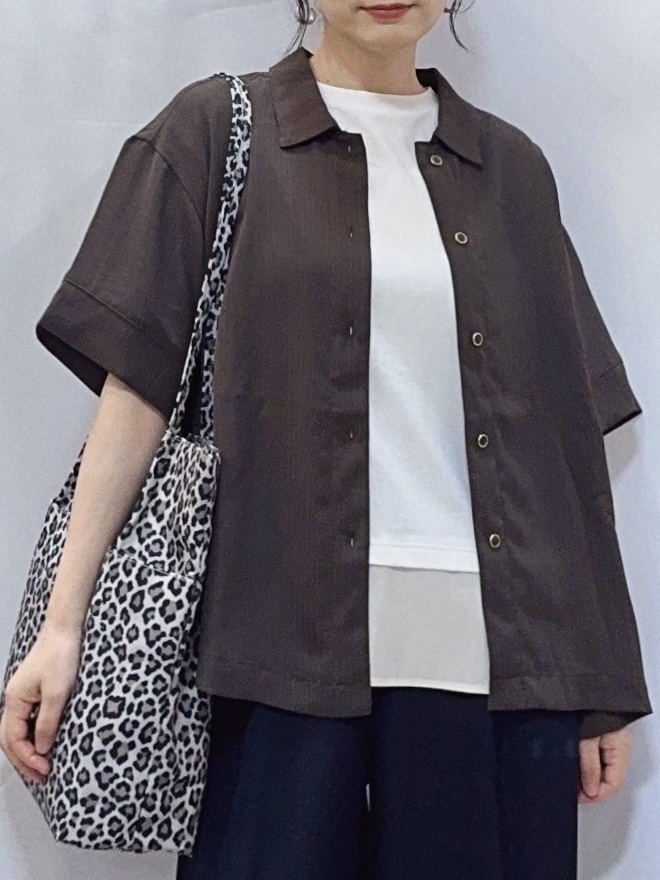 𝐇𝐢𝐫𝐨𝐦𝐢さんの「SHOO･LA･RUE｜【通気性〇/ひんやり/S-LL】洗濯後しわになりにくい とろみストライプシャツ」を使ったコーディネート