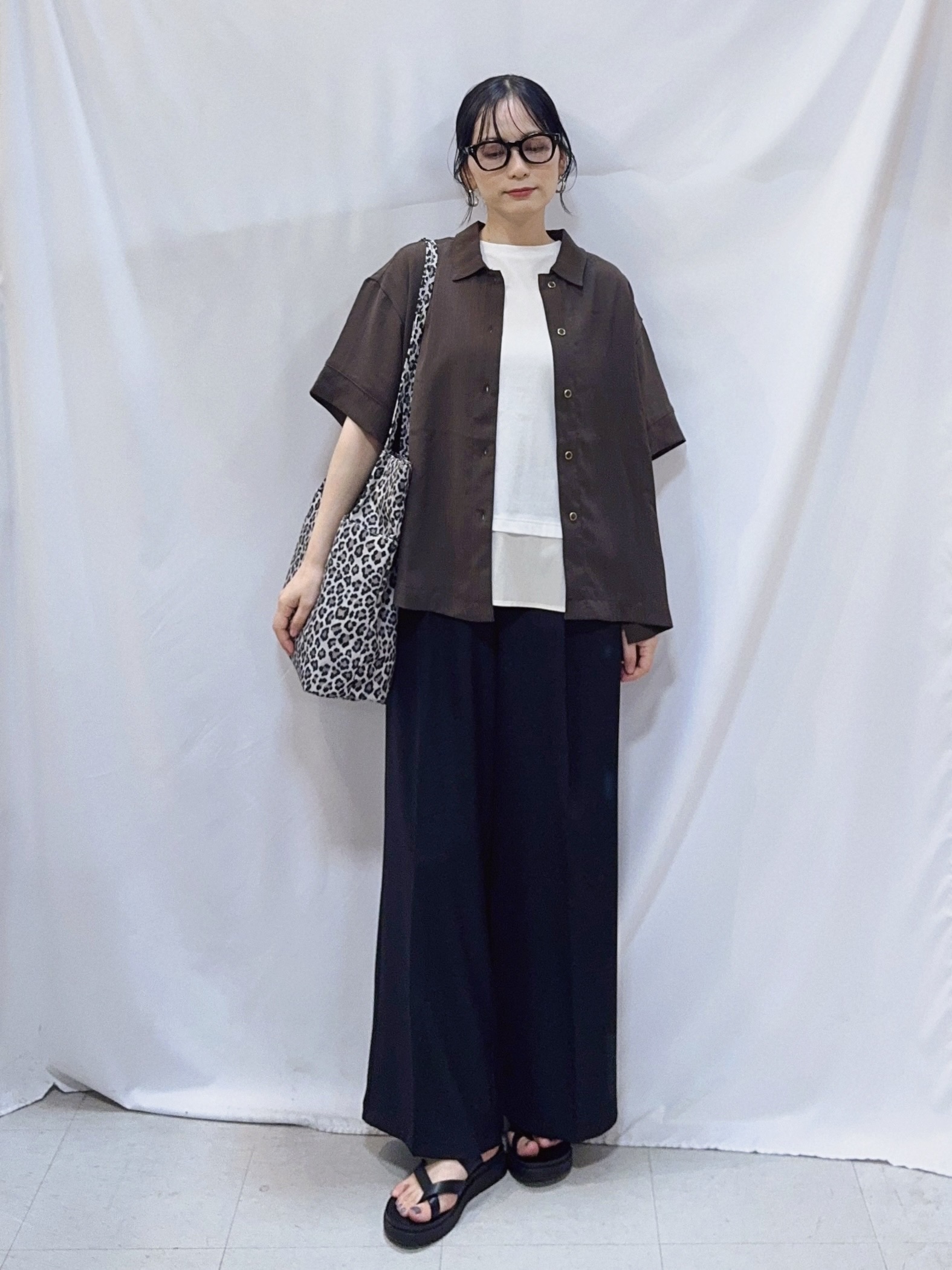 𝐇𝐢𝐫𝐨𝐦𝐢さんの「SHOO･LA･RUE｜【通気性〇/ひんやり/S-LL】洗濯後しわになりにくい とろみストライプシャツ」を使ったコーディネート