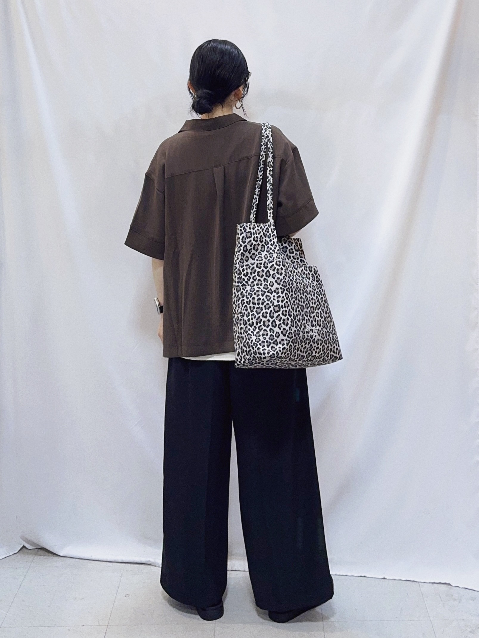 𝐇𝐢𝐫𝐨𝐦𝐢さんの「SHOO･LA･RUE｜【通気性〇/ひんやり/S-LL】洗濯後しわになりにくい とろみストライプシャツ」を使ったコーディネート