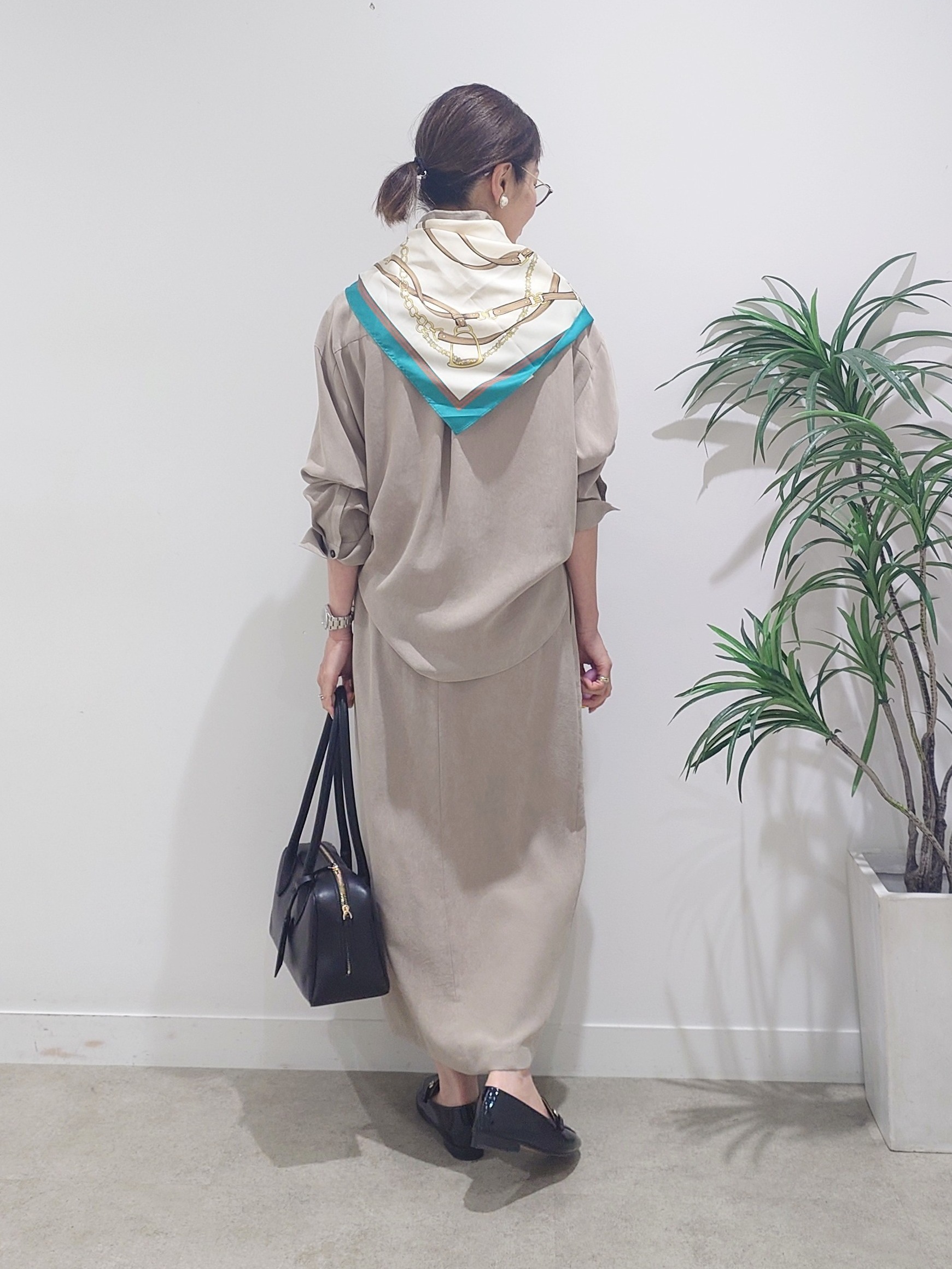 MUTSUKOさんの「UNTITLED｜リバーベルトプリントスカーフ」を使ったコーディネート