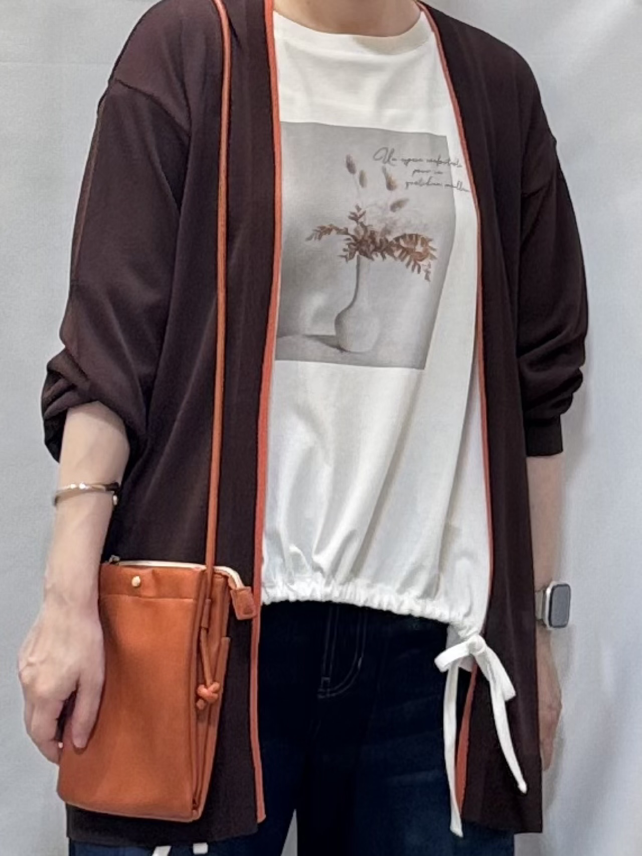 𝐇𝐢𝐫𝐨𝐦𝐢さんの「SHOO･LA･RUE｜【お袖丈選べる/UV/毛玉になりにくい】配色デザインがポイント ひんやりボタンレスカーディガン」を使ったコーディネート