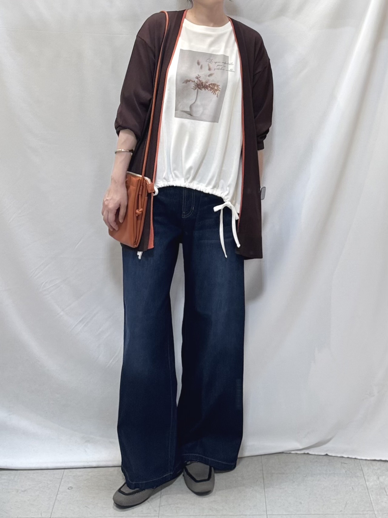 𝐇𝐢𝐫𝐨𝐦𝐢さんの「SHOO･LA･RUE｜【お袖丈選べる/UV/毛玉になりにくい】配色デザインがポイント ひんやりボタンレスカーディガン」を使ったコーディネート