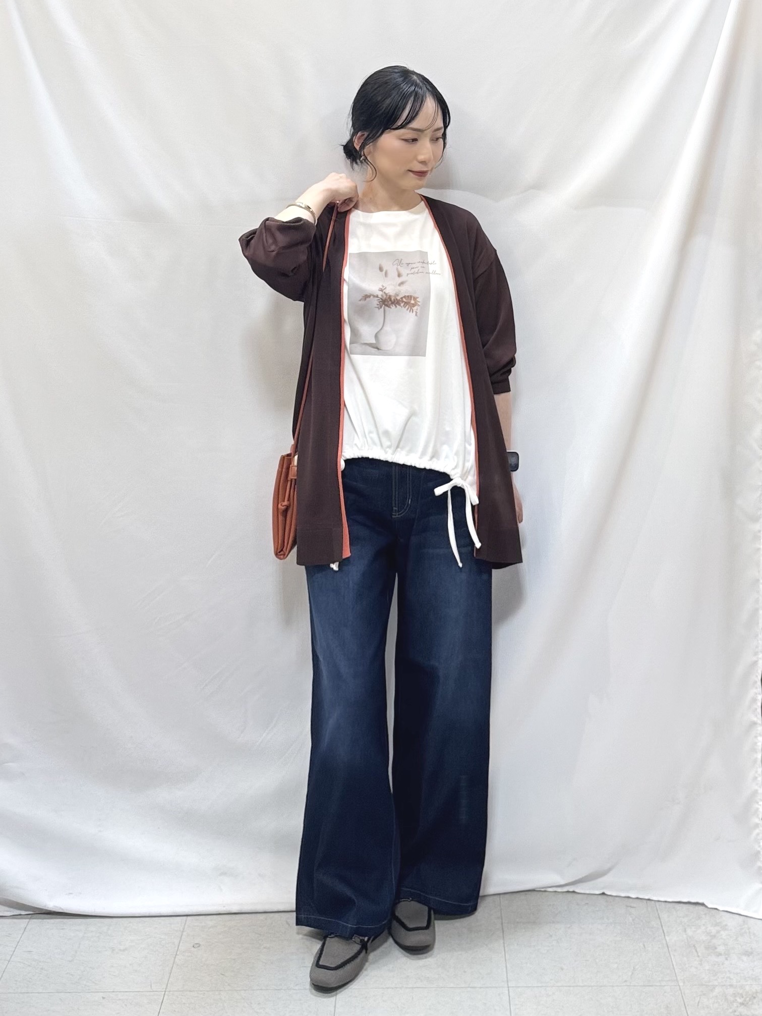 𝐇𝐢𝐫𝐨𝐦𝐢さんの「SHOO･LA･RUE｜【お袖丈選べる/UV/毛玉になりにくい】配色デザインがポイント ひんやりボタンレスカーディガン」を使ったコーディネート