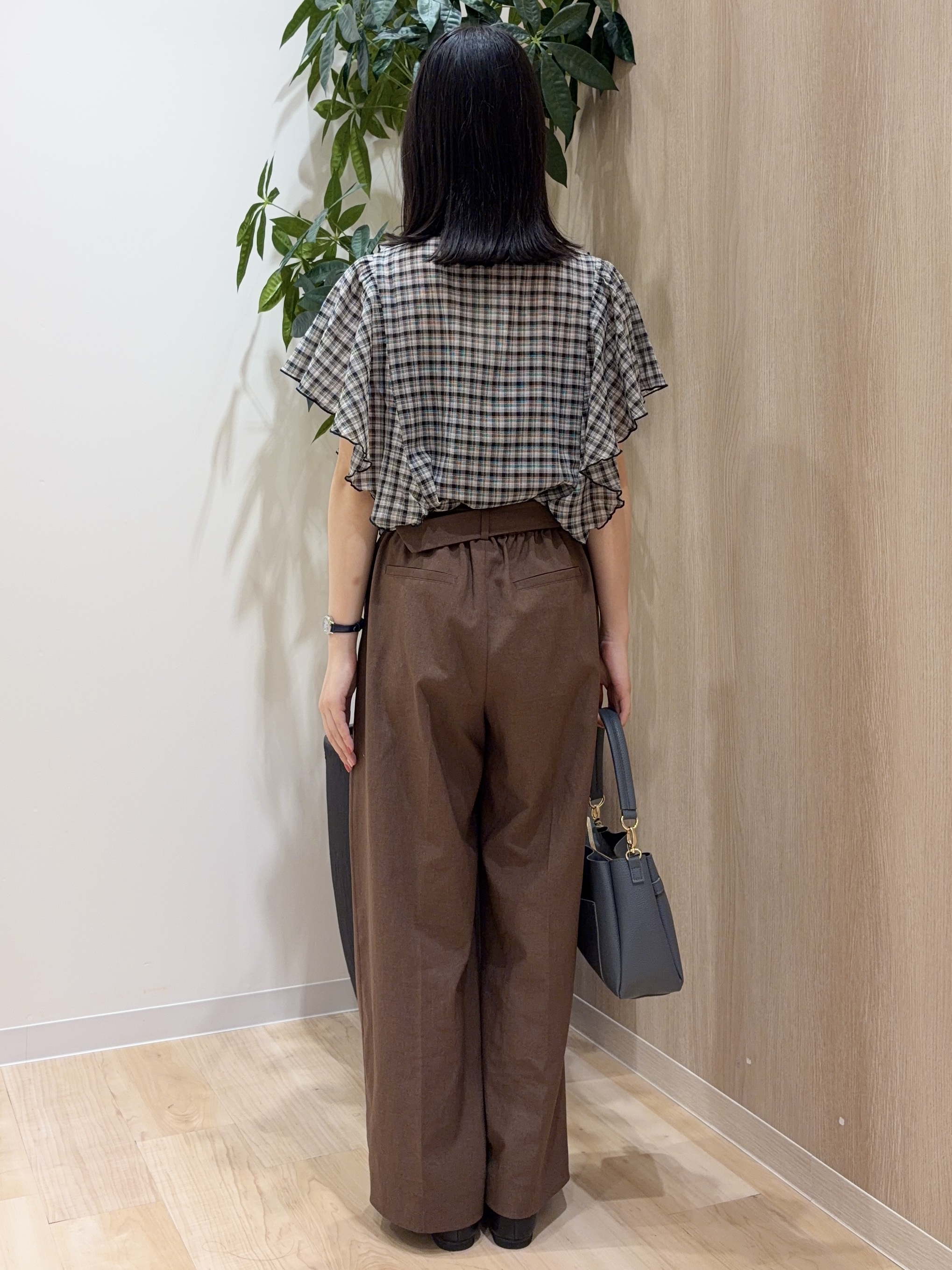 ayaneさんの「grove｜1枚で着映えが叶う チェックラッフルフリルブラウス」を使ったコーディネート