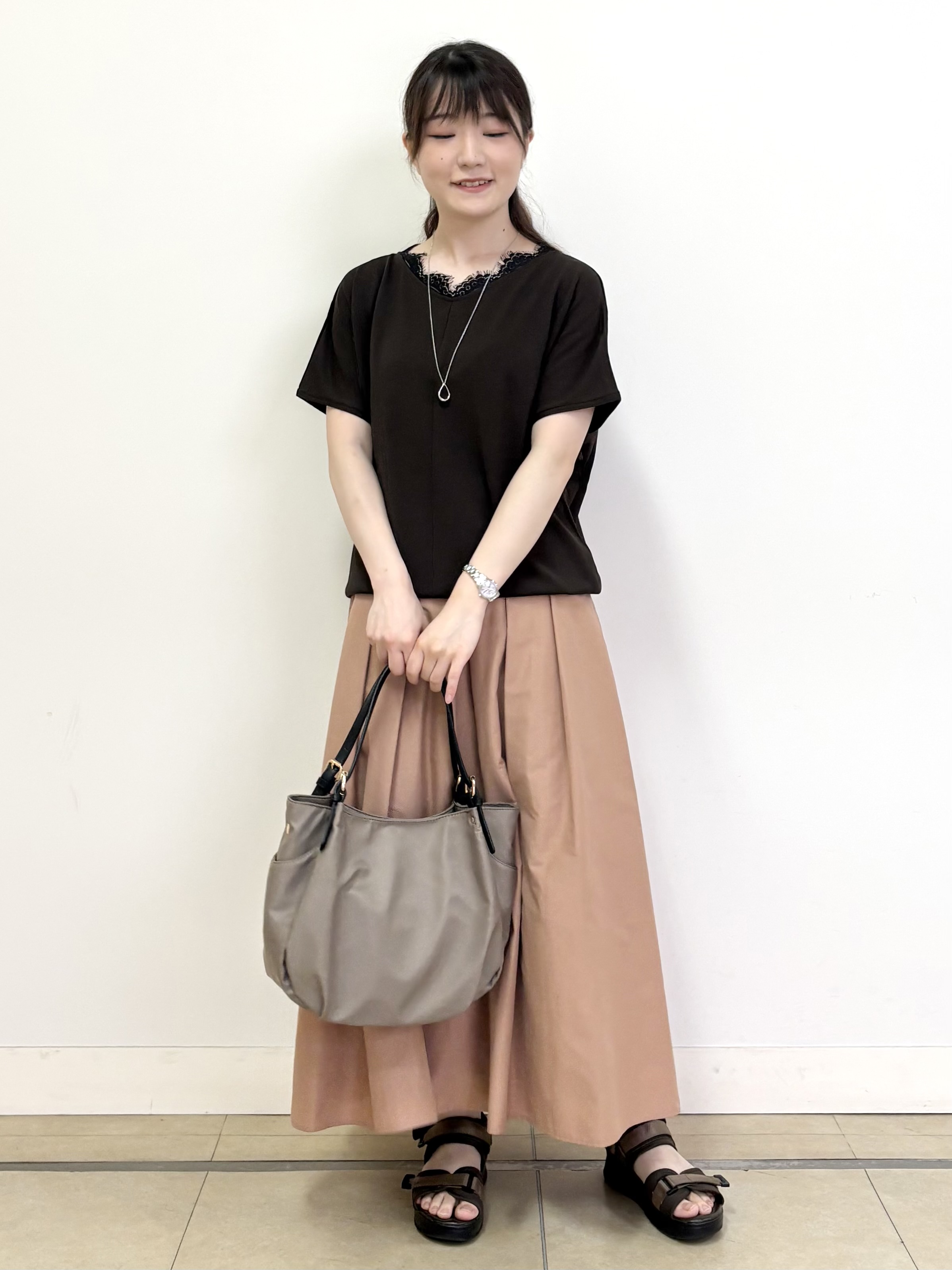 mikiさんの「Reflect｜【二の腕カバー／手洗い可】ネックレース フレンチスリーブニット」を使ったコーディネート