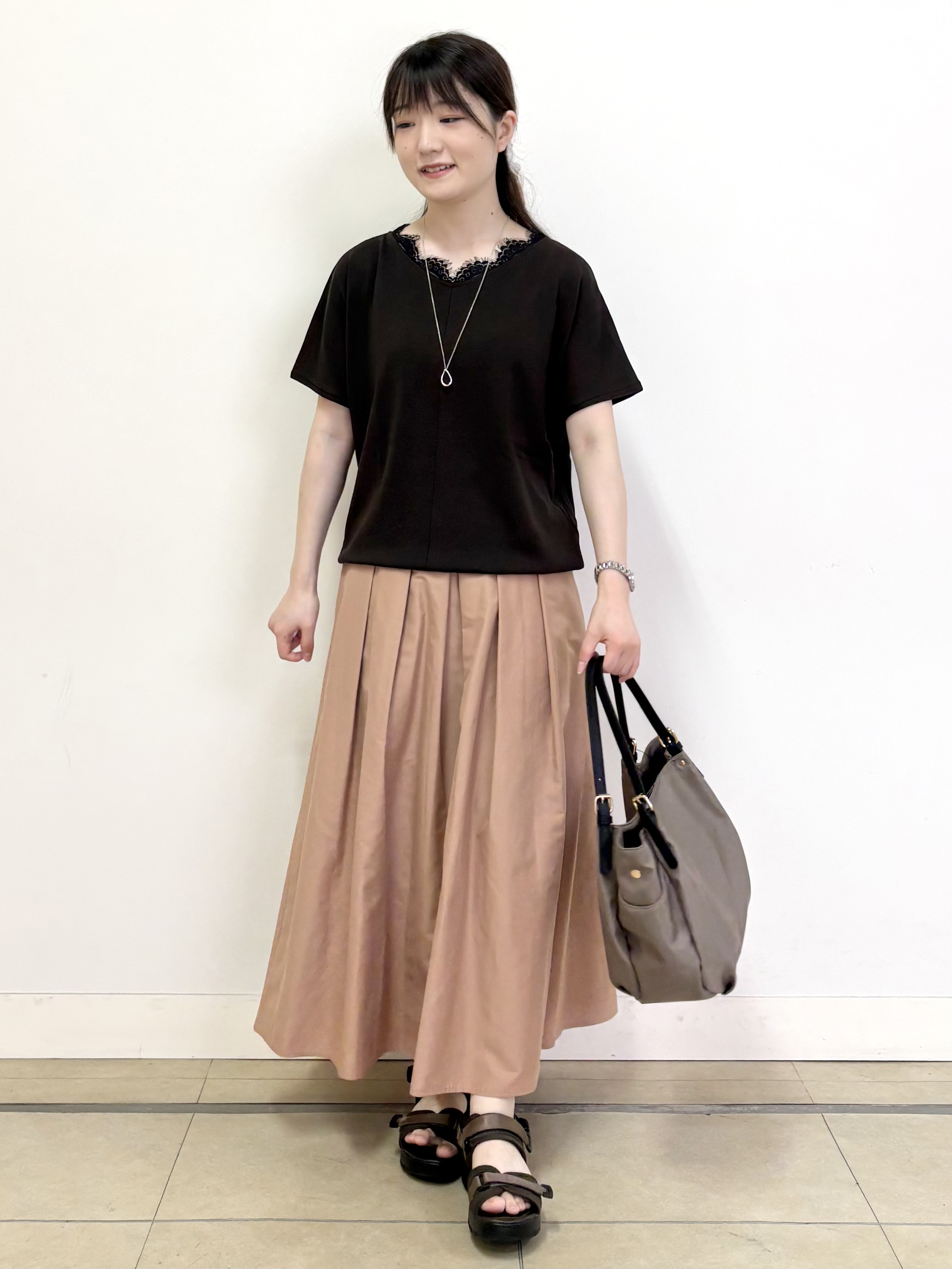 mikiさんの「Reflect｜【二の腕カバー／手洗い可】ネックレース フレンチスリーブニット」を使ったコーディネート