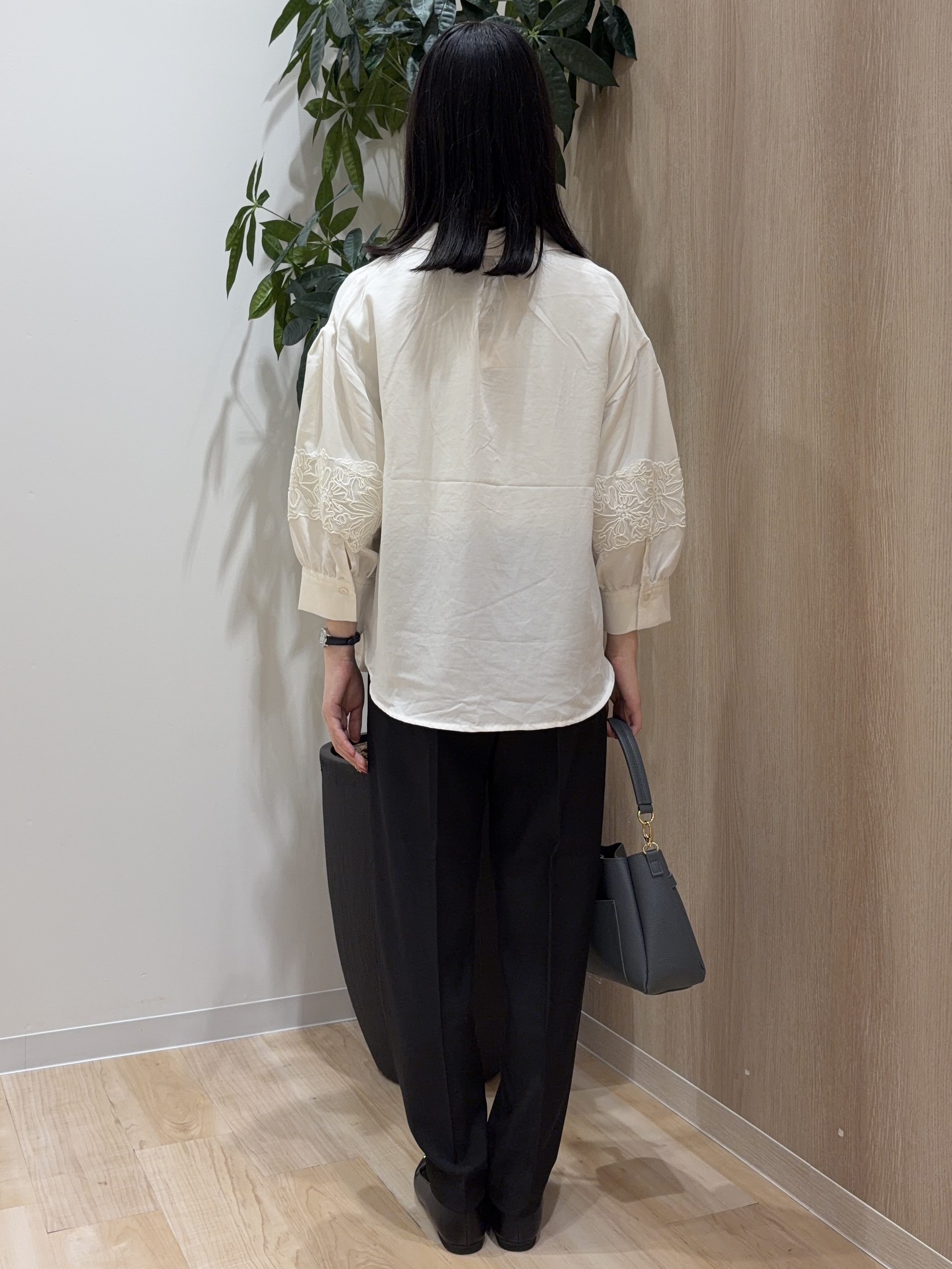 ayaneさんの「grove｜レースボリュームスリーブシャツ」を使ったコーディネート