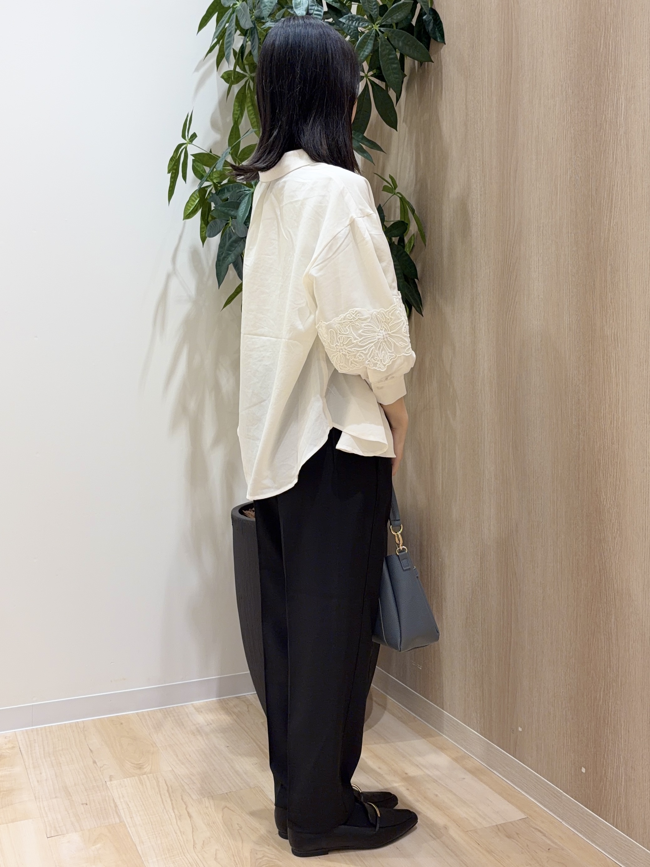 ayaneさんの「grove｜レースボリュームスリーブシャツ」を使ったコーディネート