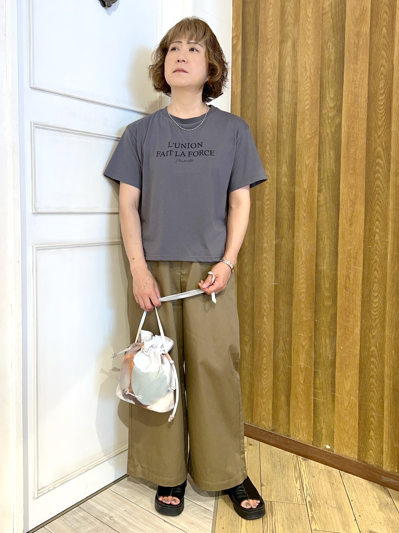 yuriyuriさんの「SHOO･LA･RUE｜【2点セット/体型カバー】クロシェ編みベスト+ロゴT」を使ったコーディネート