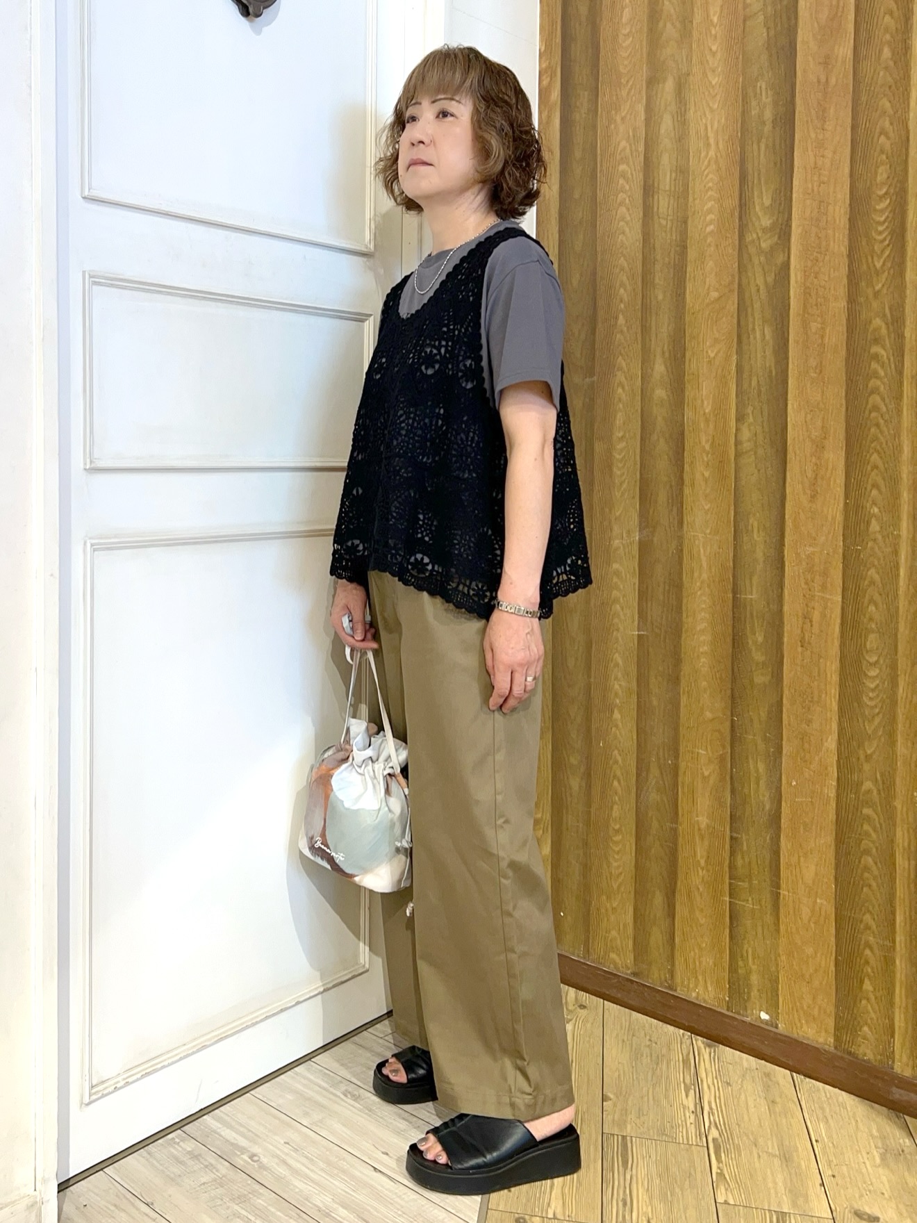 yuriyuriさんの「SHOO･LA･RUE｜【2点セット/体型カバー】クロシェ編みベスト+ロゴT」を使ったコーディネート