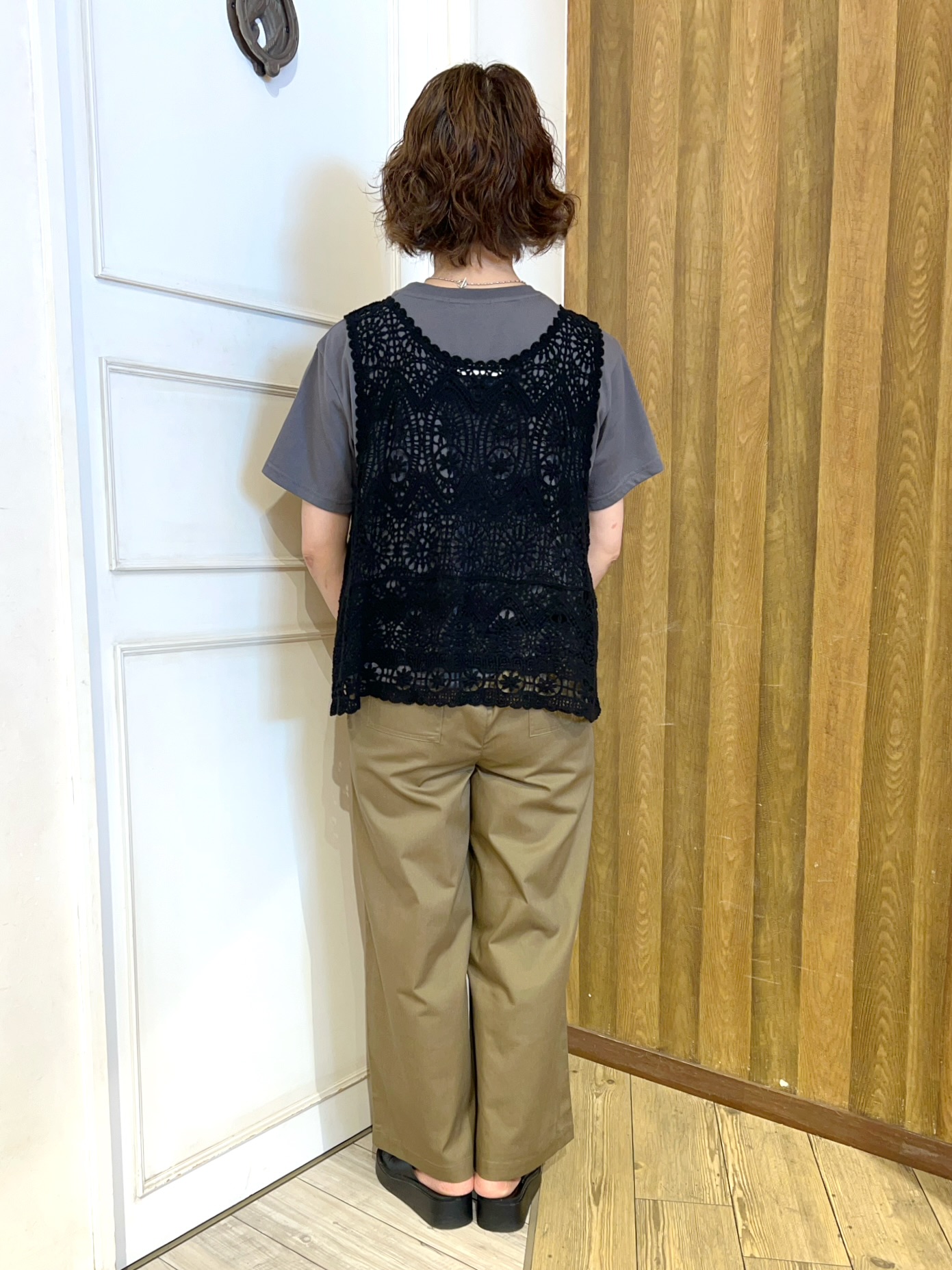 yuriyuriさんの「SHOO･LA･RUE｜【2点セット/体型カバー】クロシェ編みベスト+ロゴT」を使ったコーディネート